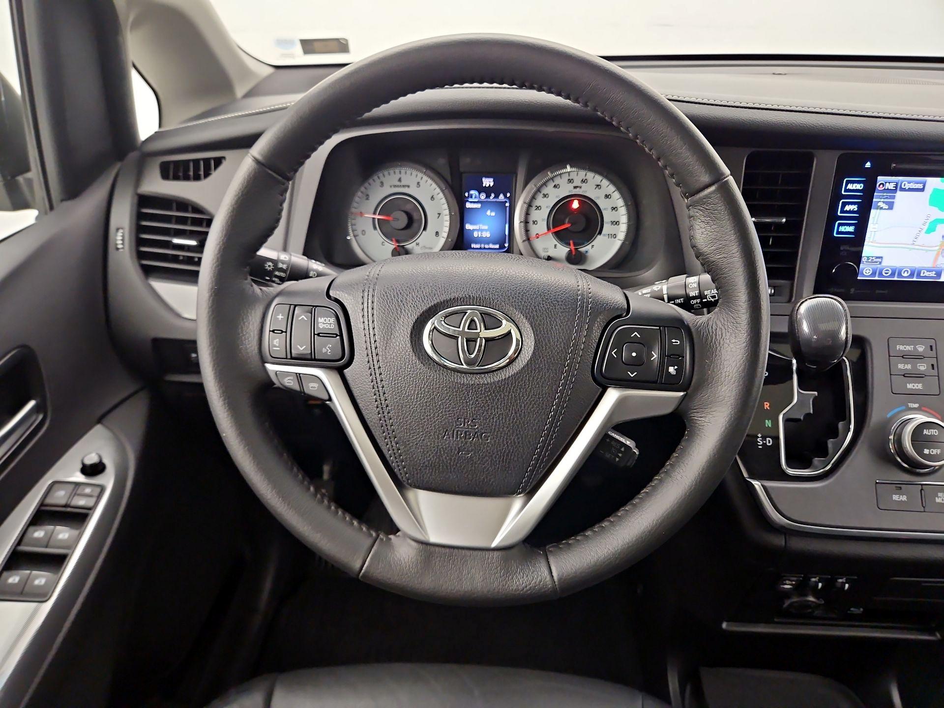 Thumbnail: 2017 Toyota Sienna - 10