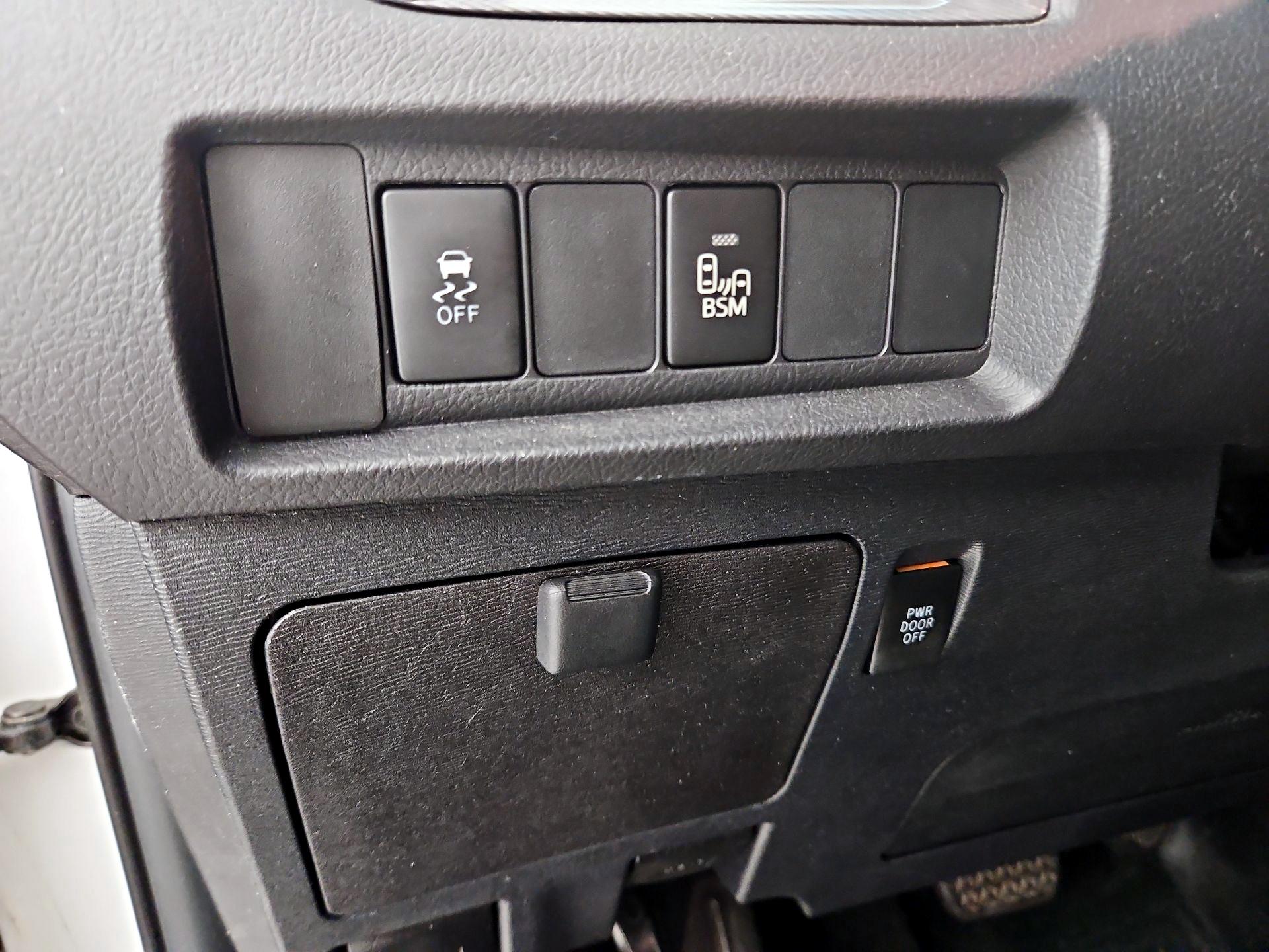 Thumbnail: 2017 Toyota Sienna - 13