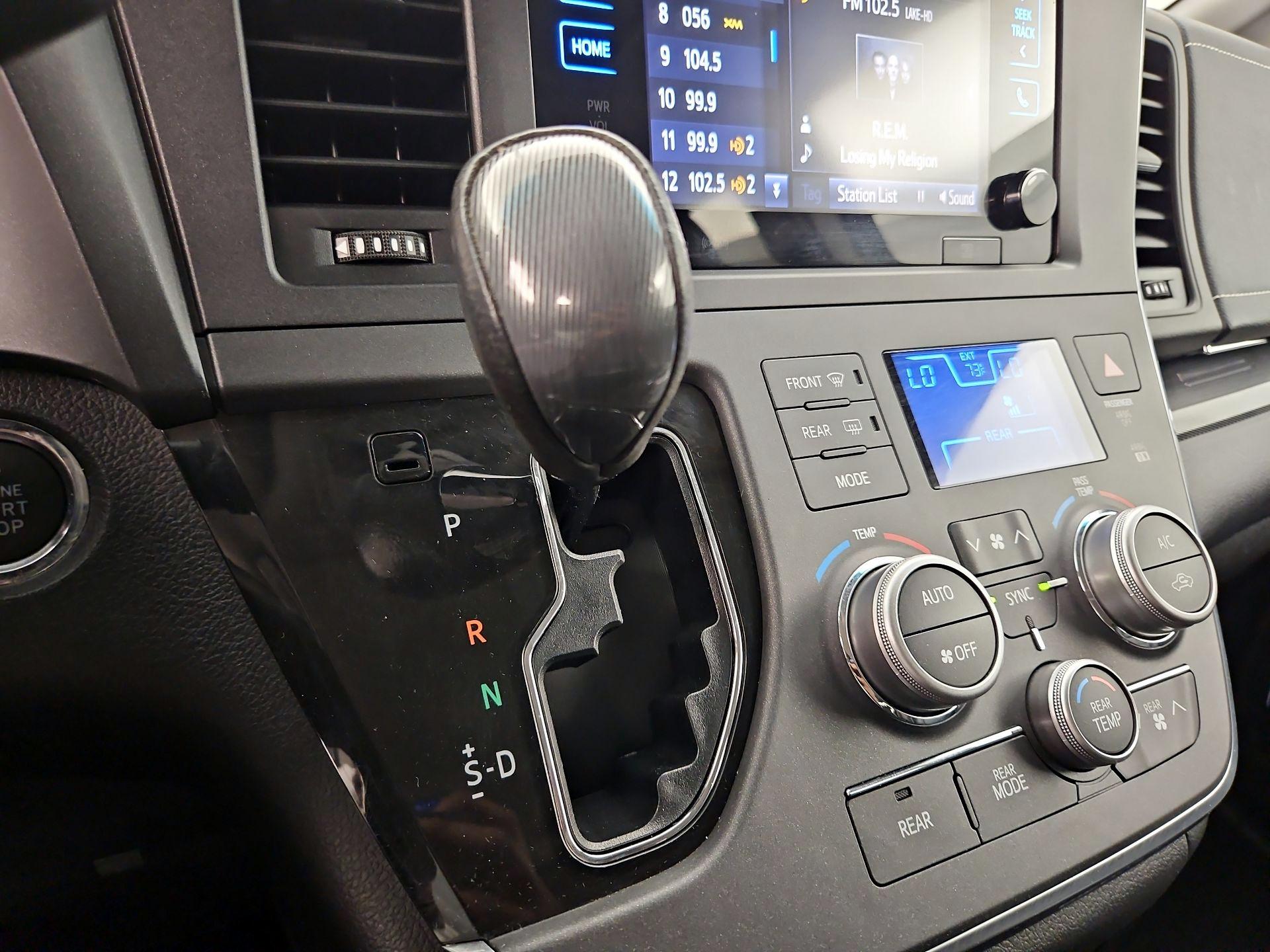 Thumbnail: 2017 Toyota Sienna - 18