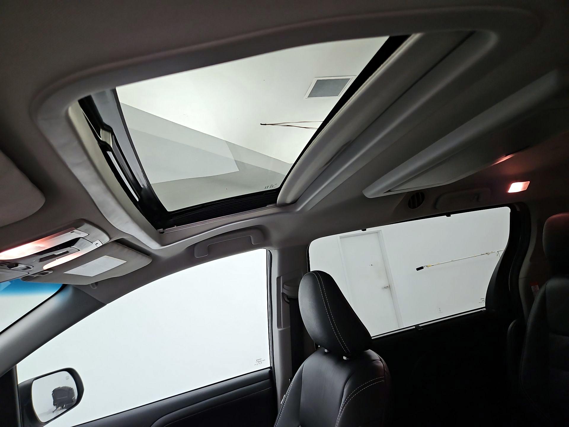Thumbnail: 2017 Toyota Sienna - 20
