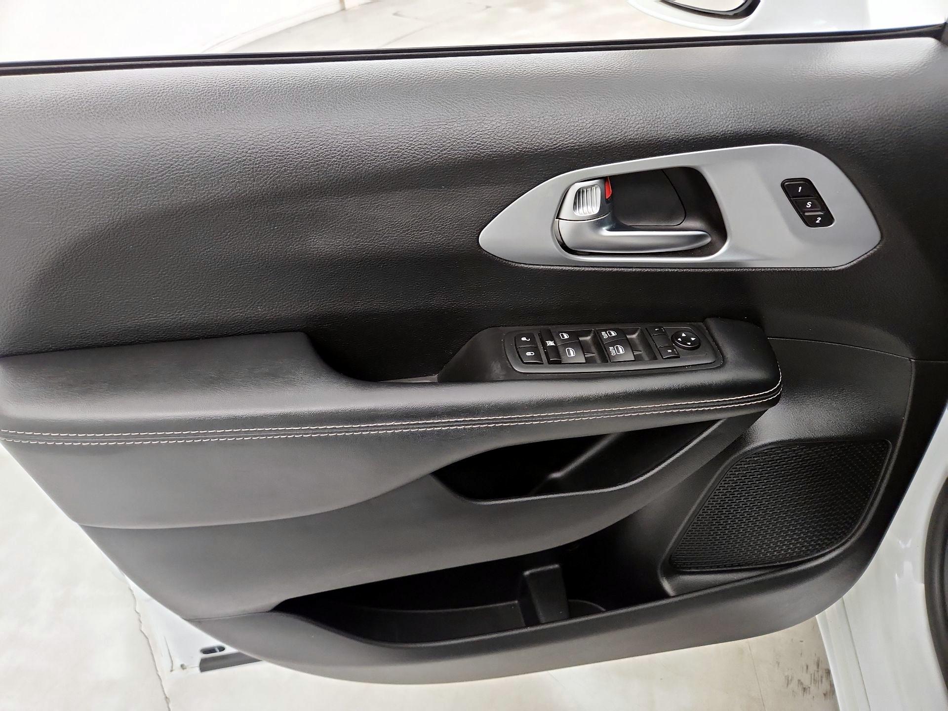 Thumbnail: 2020 Chrysler Pacifica - 12