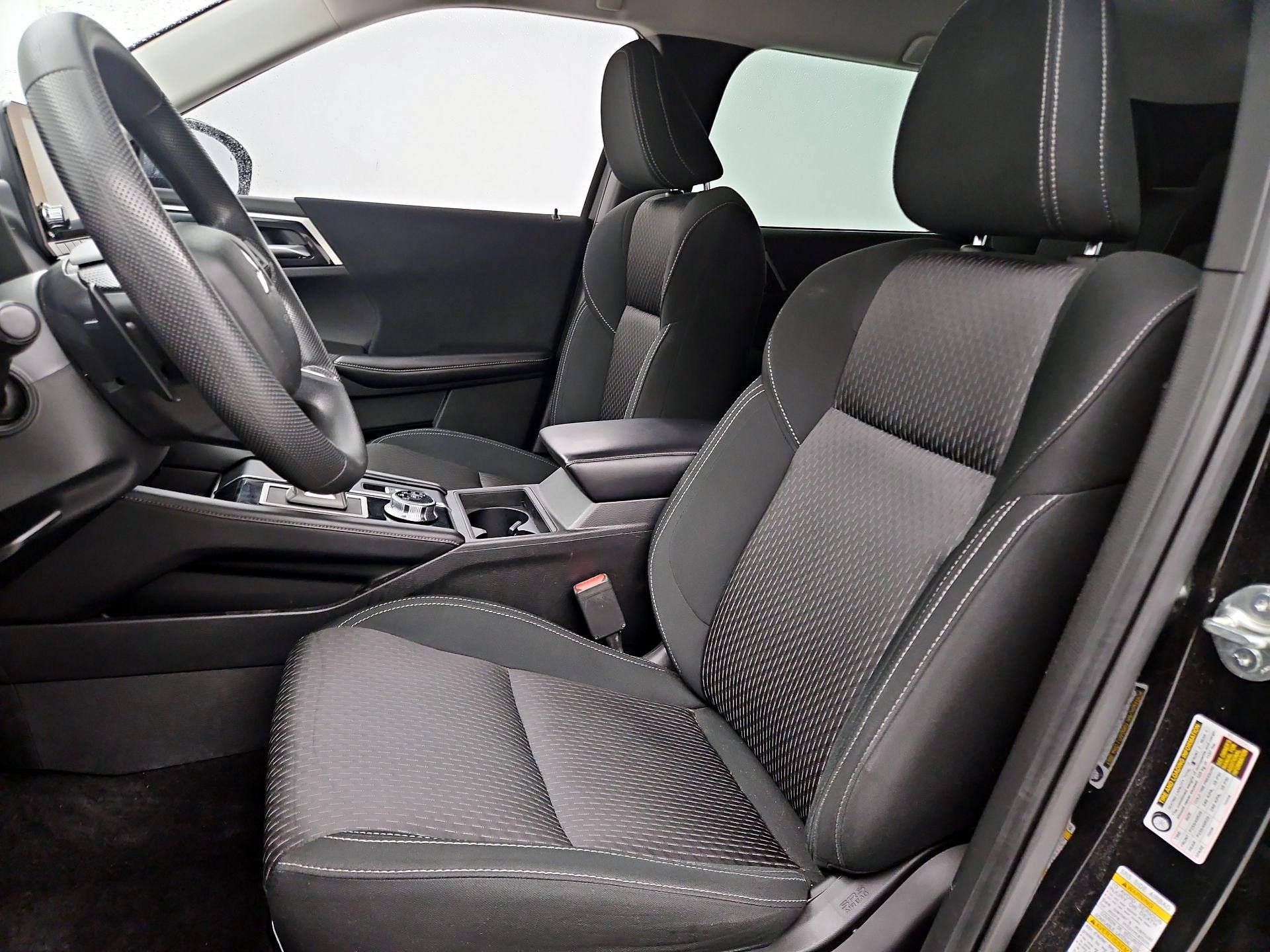 Thumbnail: 2022 Mitsubishi Outlander - 11