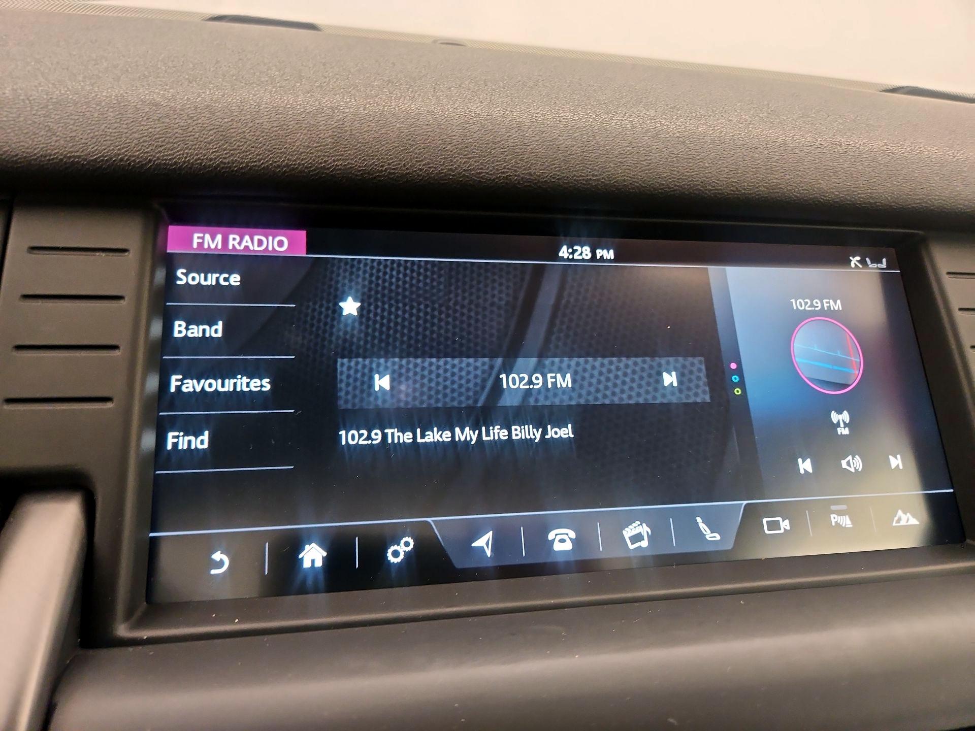 Thumbnail: 2018 Land Rover Discovery Sport - 16