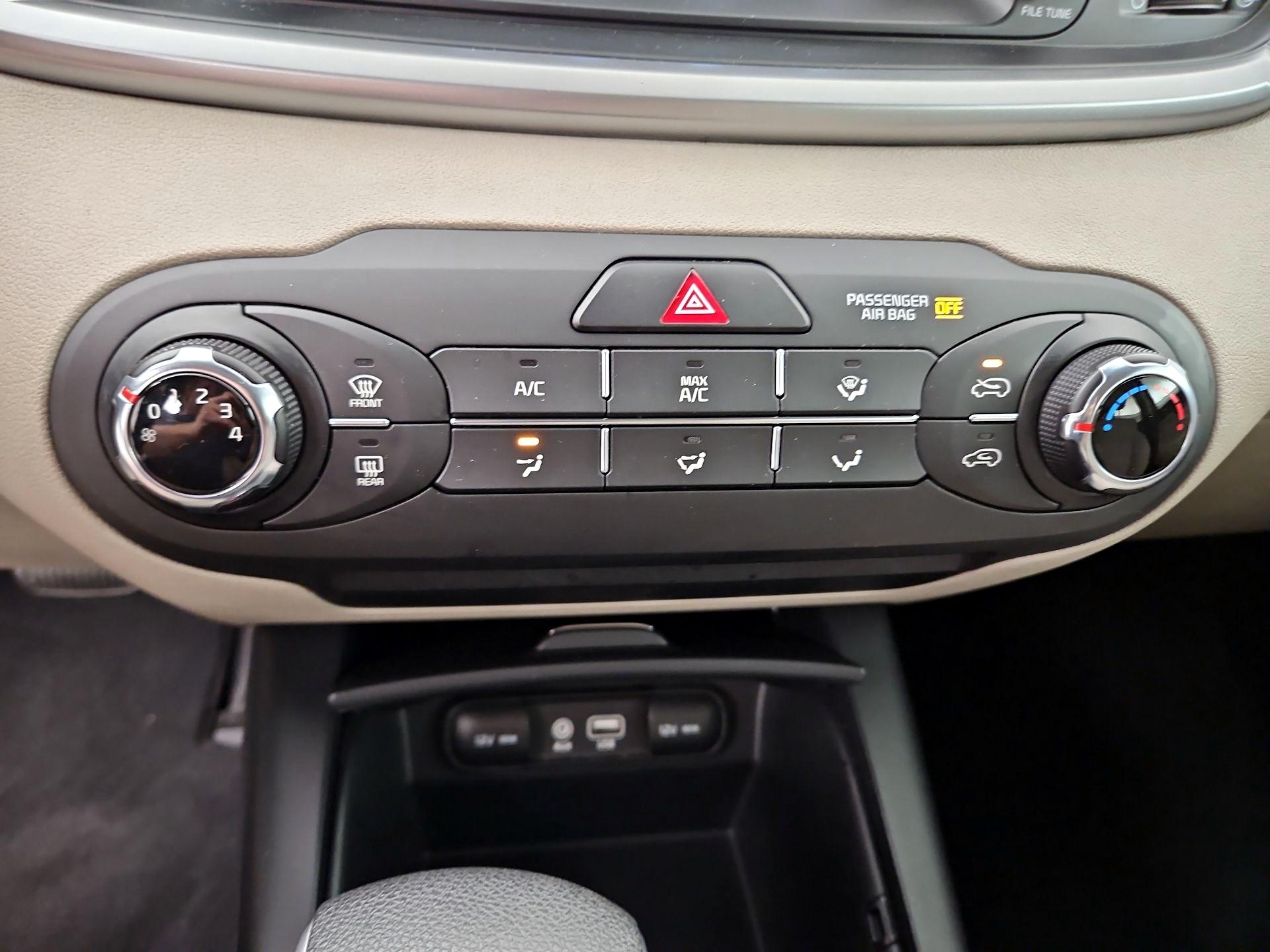 Thumbnail: 2019 Kia Sorento - 16