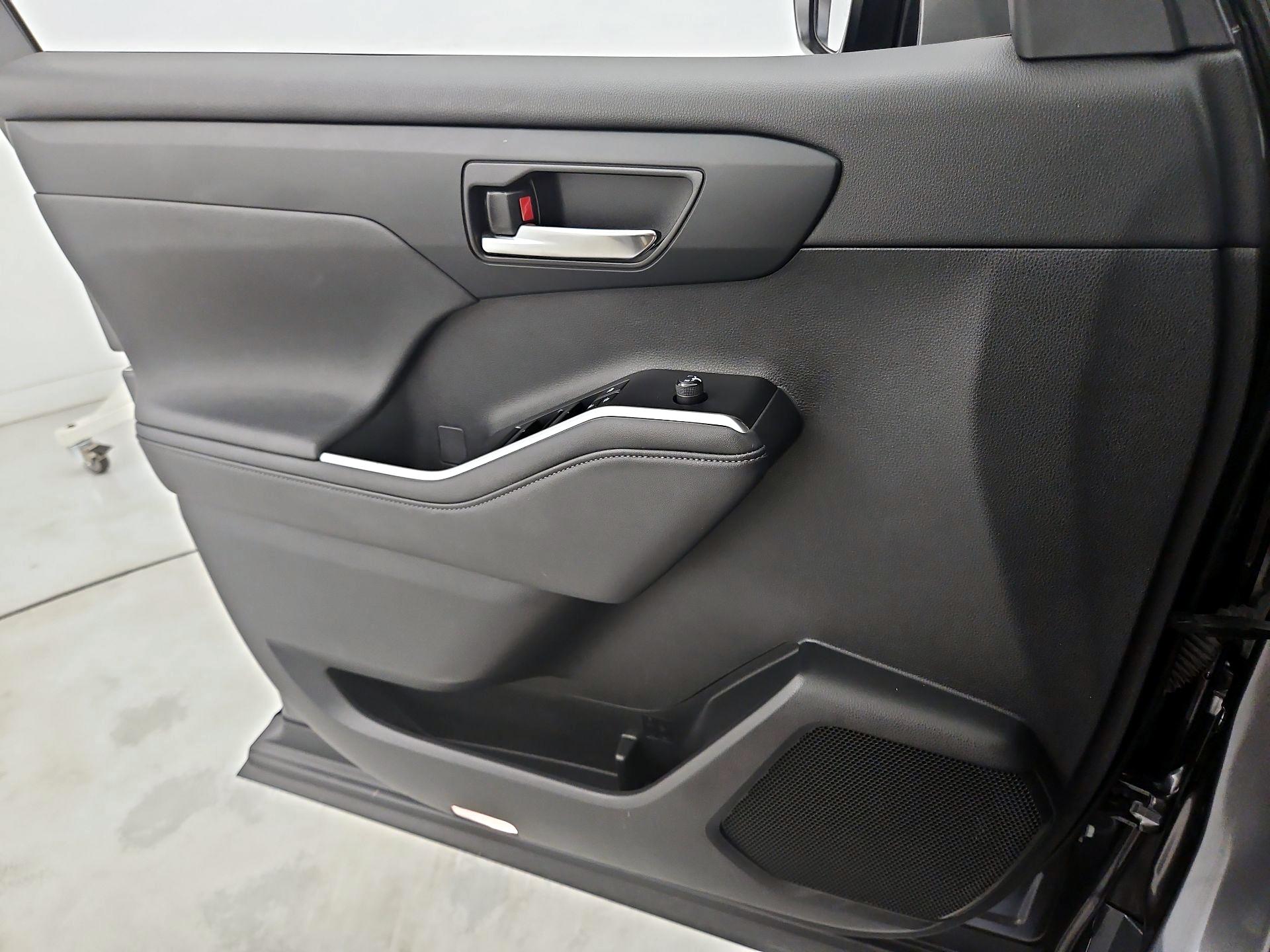 Thumbnail: 2023 Toyota Highlander - 12