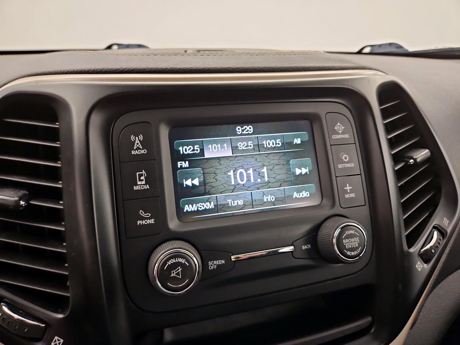 Thumbnail: 2017 Jeep Cherokee - 14