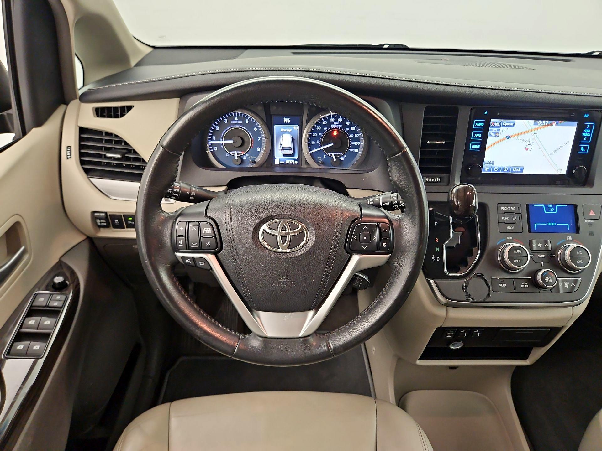 Thumbnail: 2017 Toyota Sienna - 10