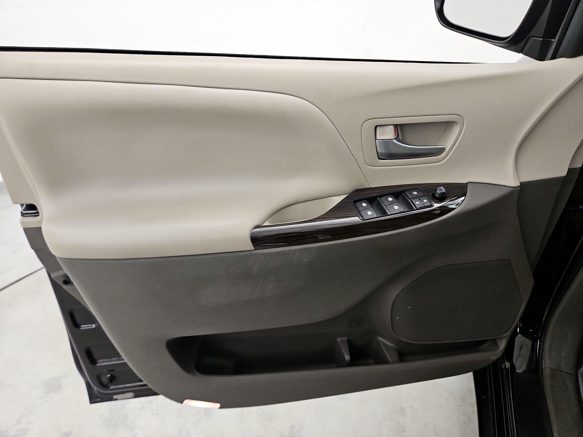 Thumbnail: 2017 Toyota Sienna - 12
