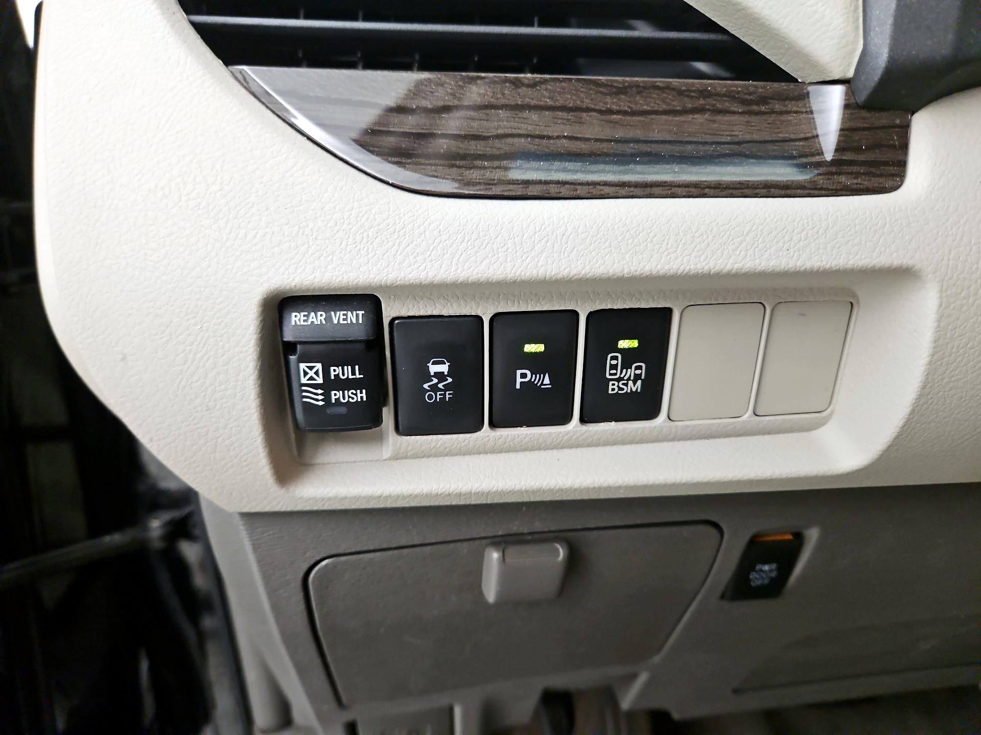 Thumbnail: 2017 Toyota Sienna - 13