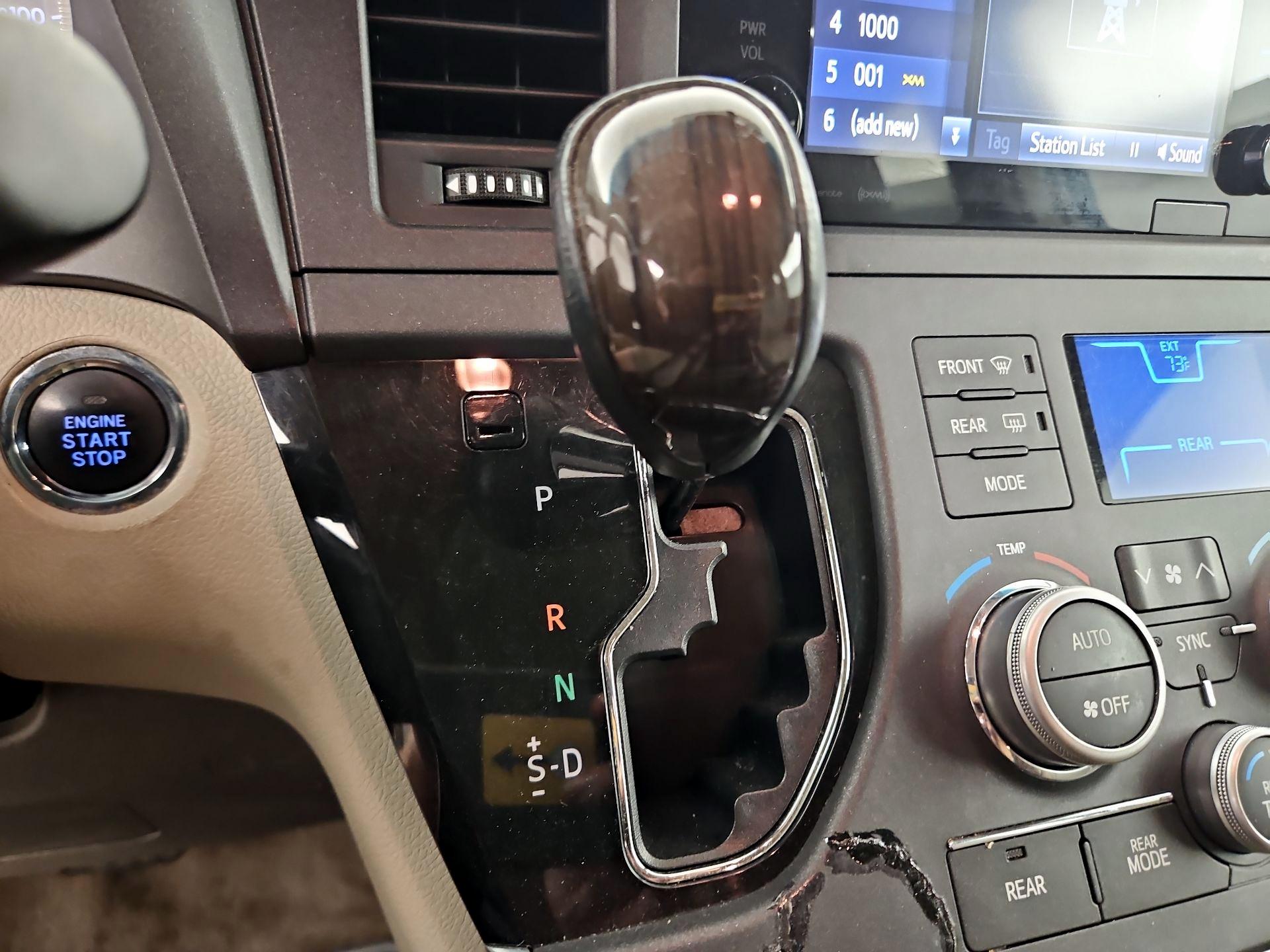 Thumbnail: 2017 Toyota Sienna - 18
