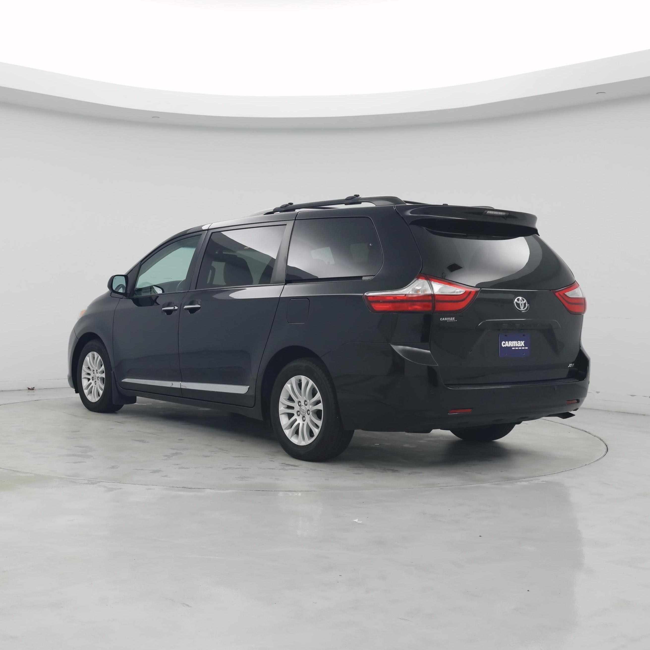 Thumbnail: 2017 Toyota Sienna - 2