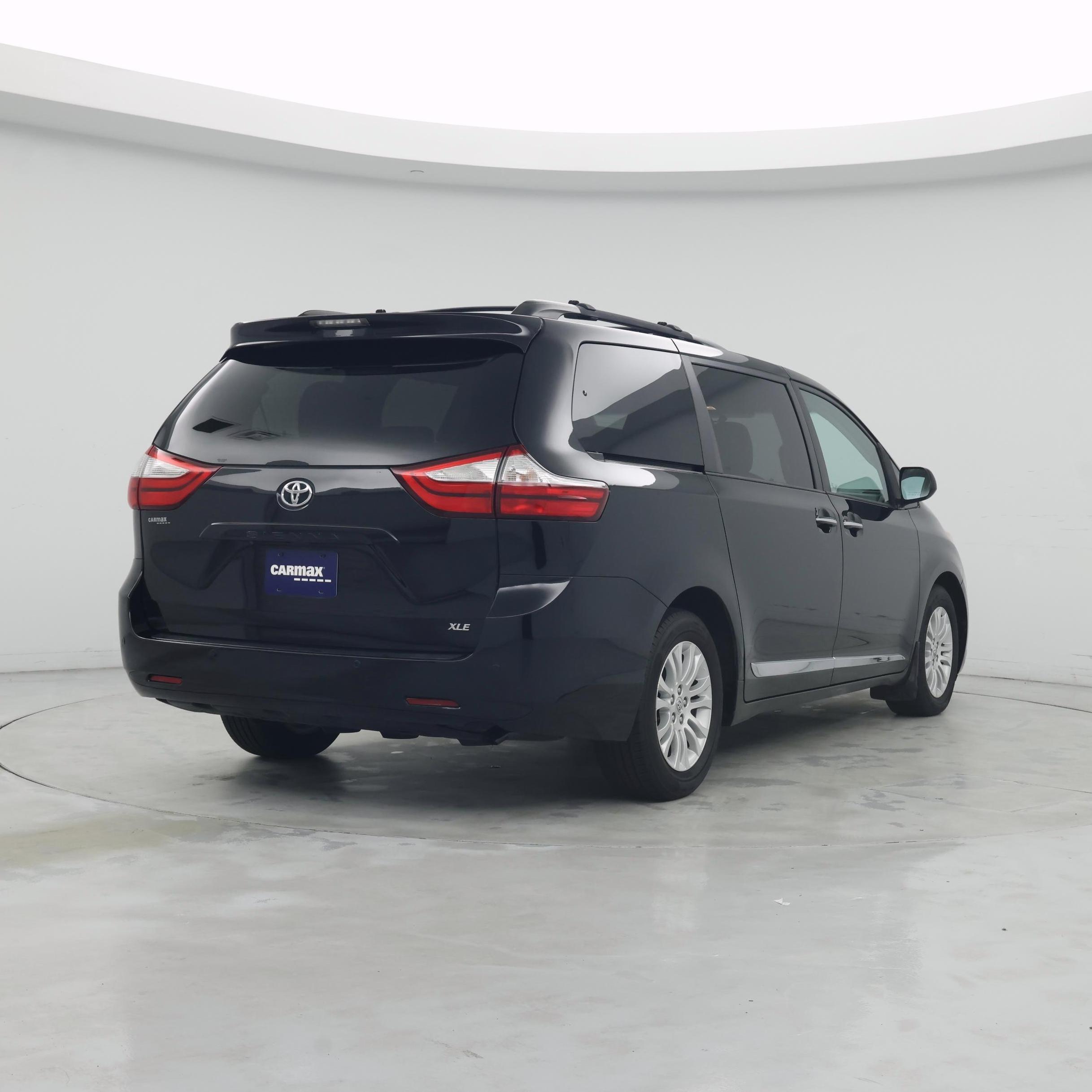 Thumbnail: 2017 Toyota Sienna - 8