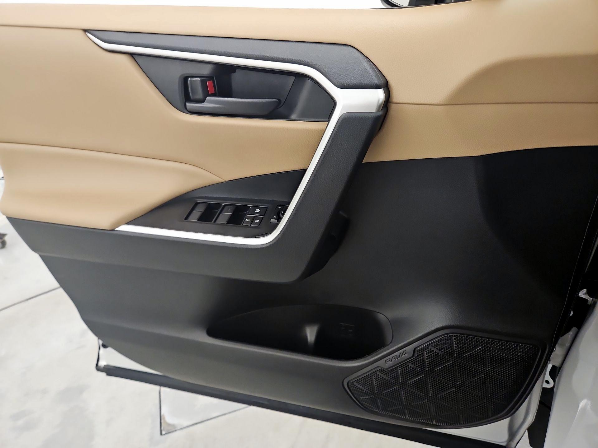 Thumbnail: 2022 Toyota RAV4 - 12