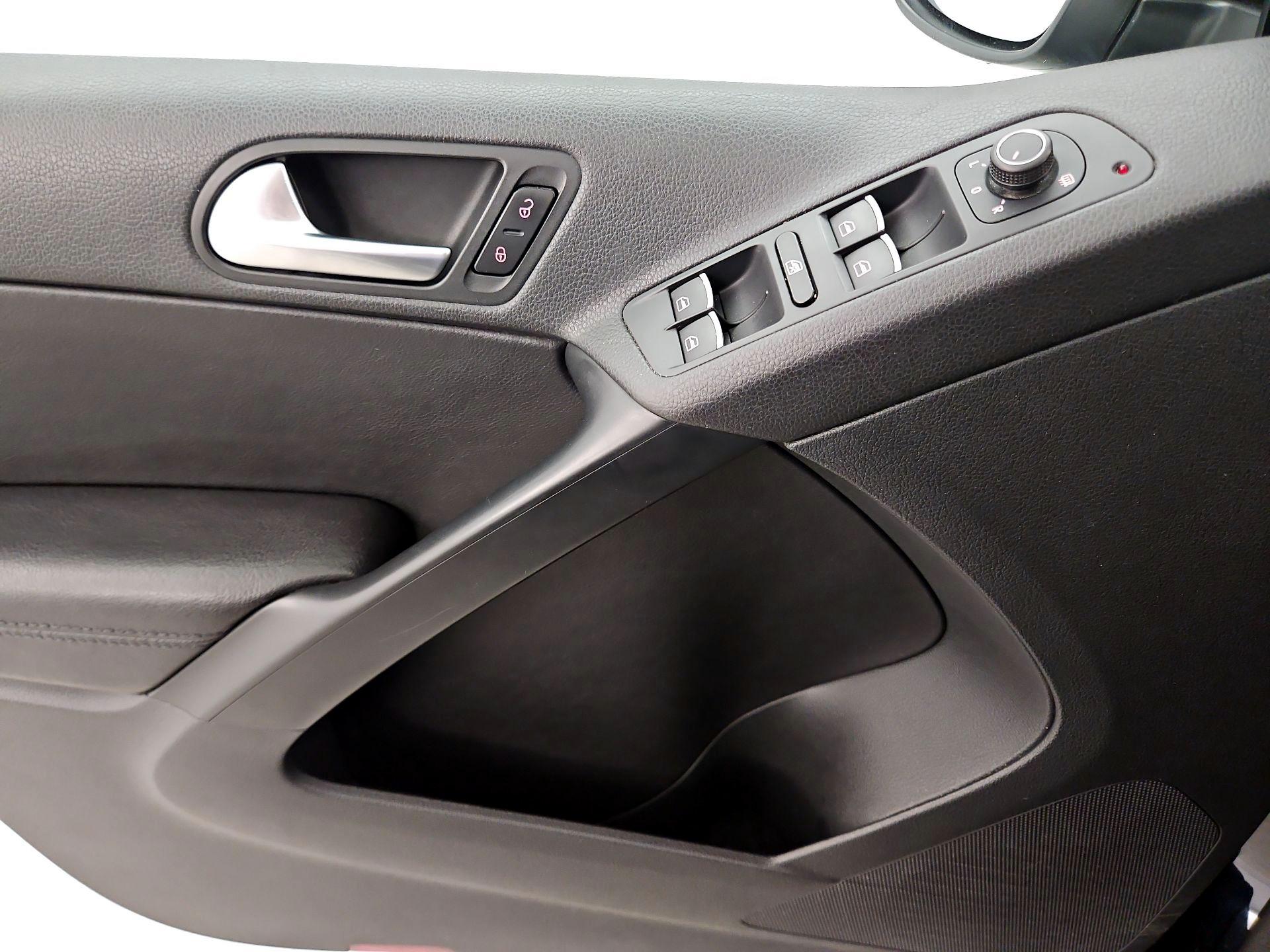 Thumbnail: 2016 Volkswagen Tiguan - 12