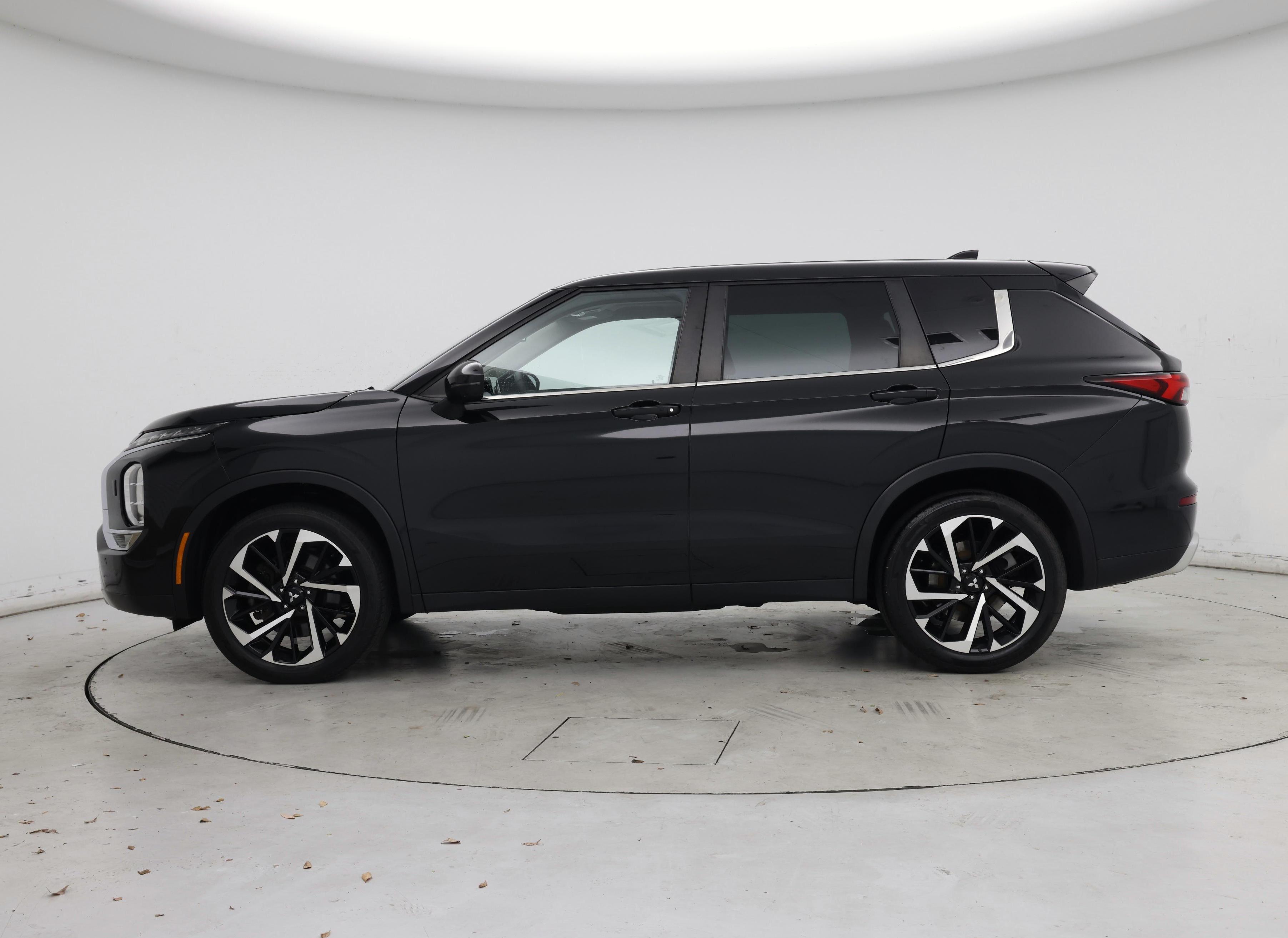 Thumbnail: 2023 Mitsubishi Outlander - 3