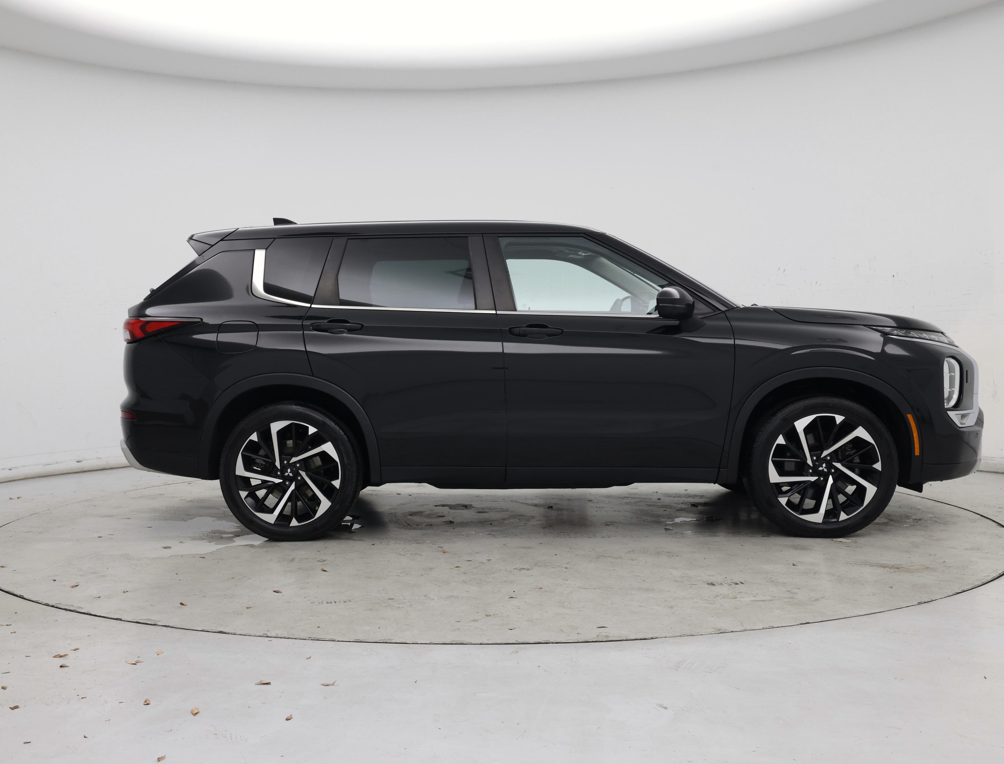 Thumbnail: 2023 Mitsubishi Outlander - 7