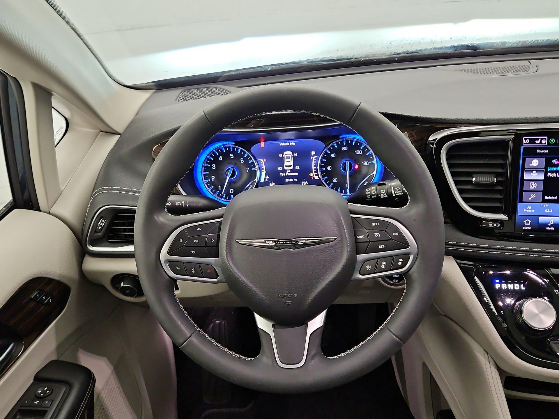 Thumbnail: 2023 Chrysler Pacifica - 10