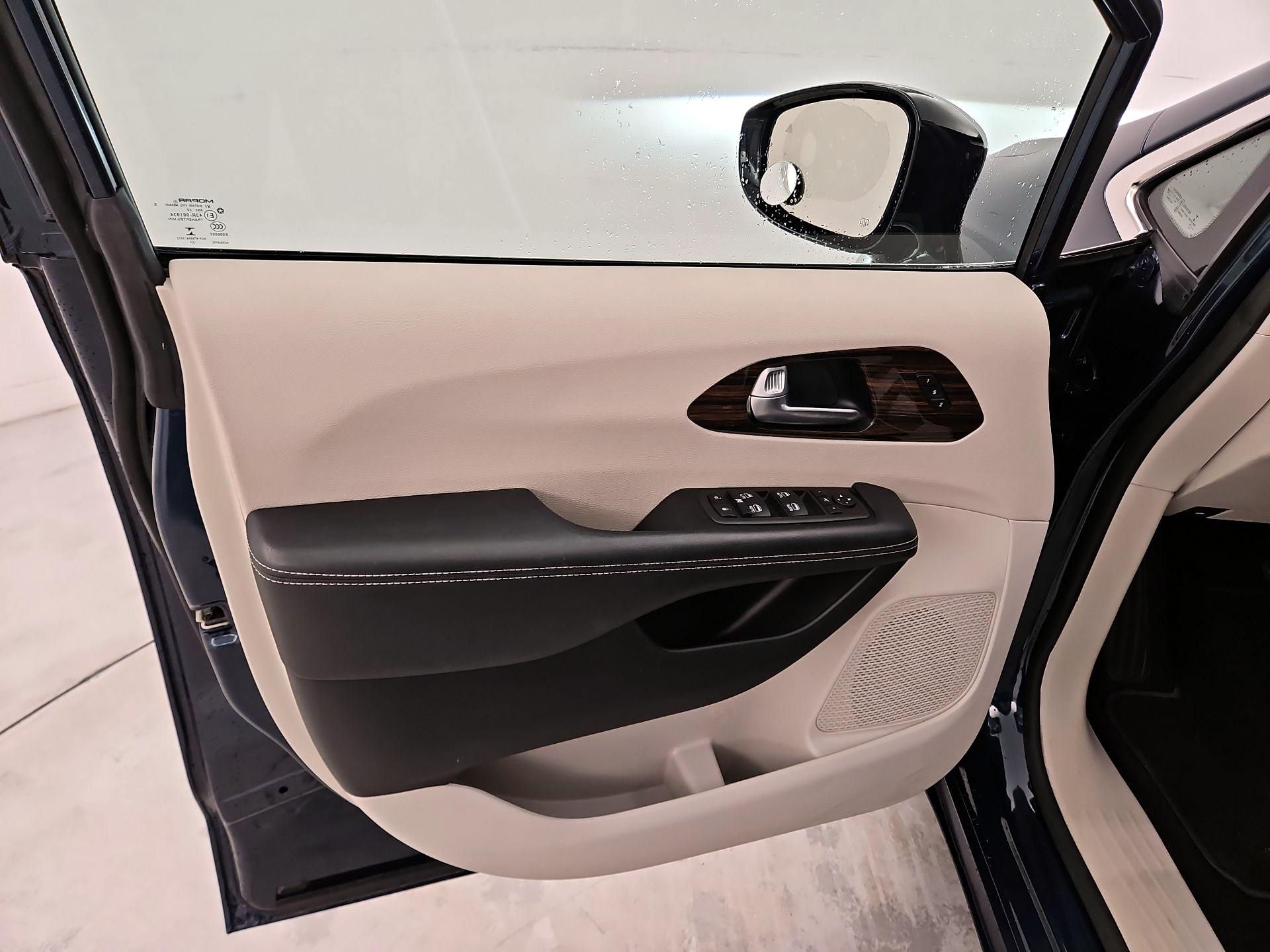 Thumbnail: 2023 Chrysler Pacifica - 12