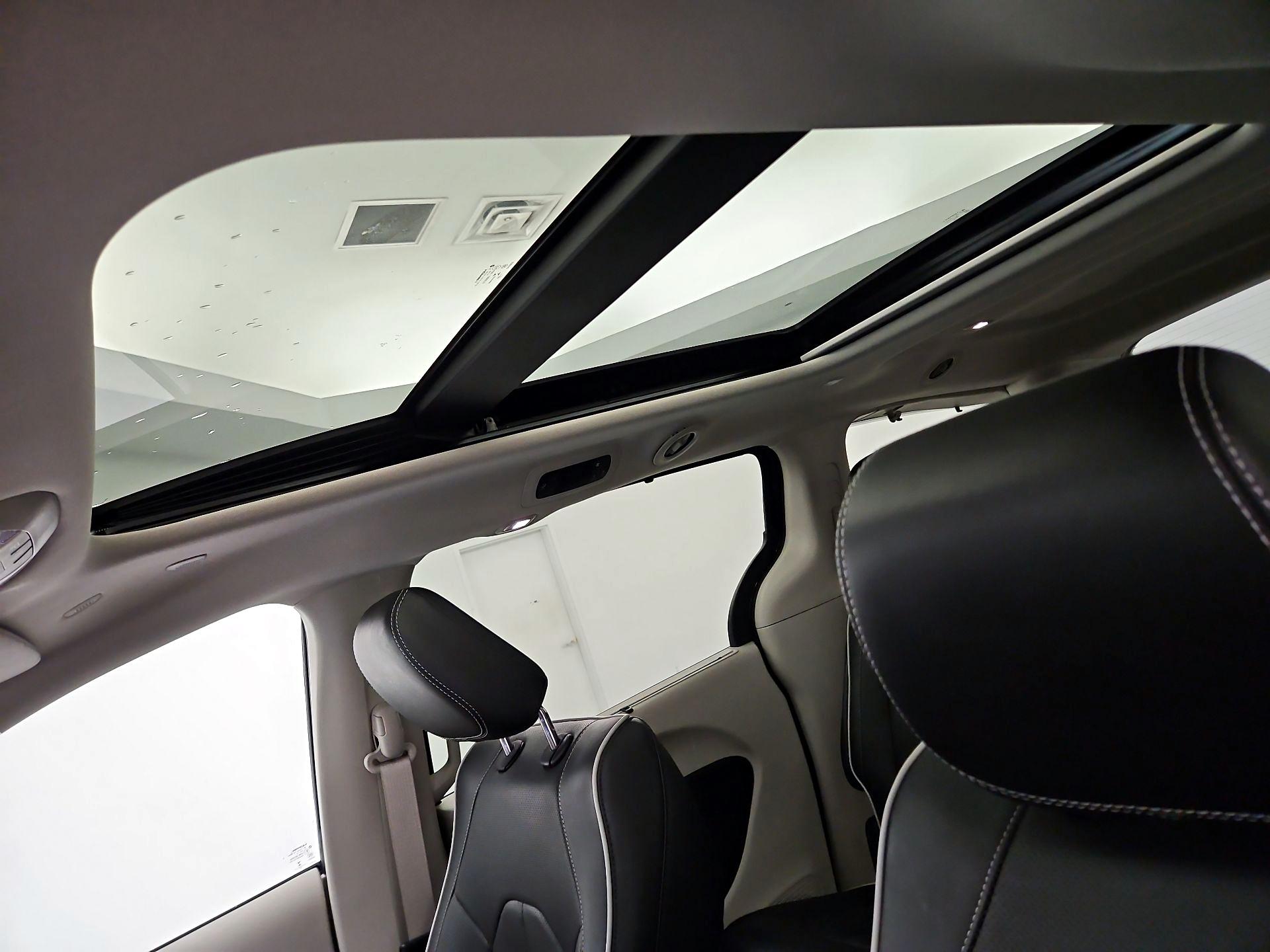 Thumbnail: 2023 Chrysler Pacifica - 20