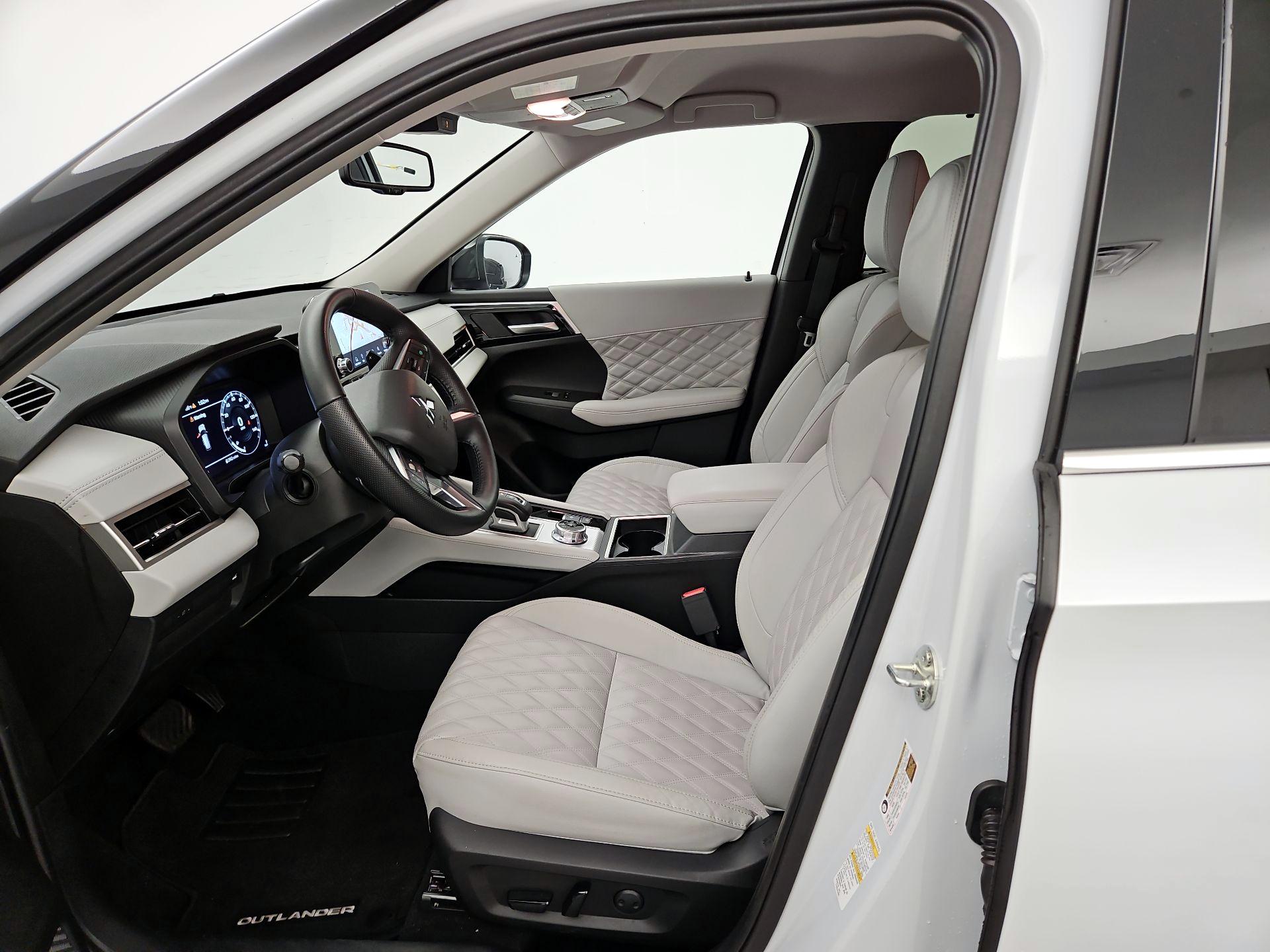 Thumbnail: 2024 Mitsubishi Outlander - 11