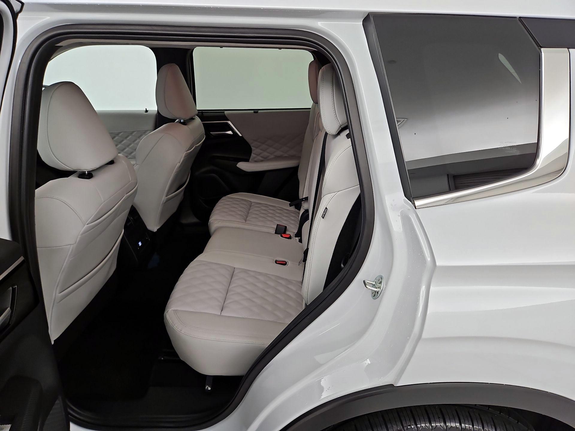 Thumbnail: 2024 Mitsubishi Outlander - 20
