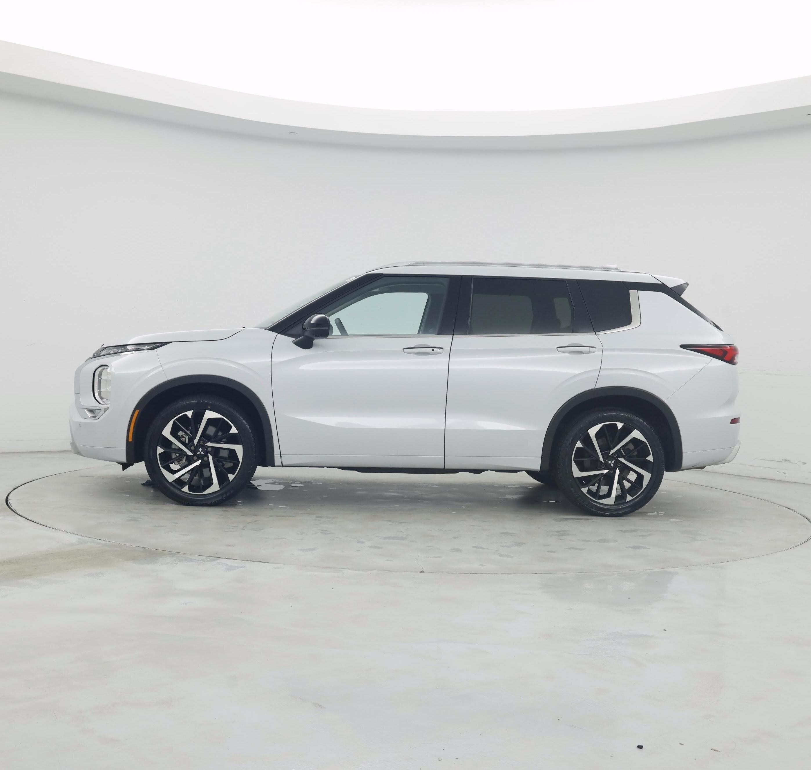 Thumbnail: 2024 Mitsubishi Outlander - 3