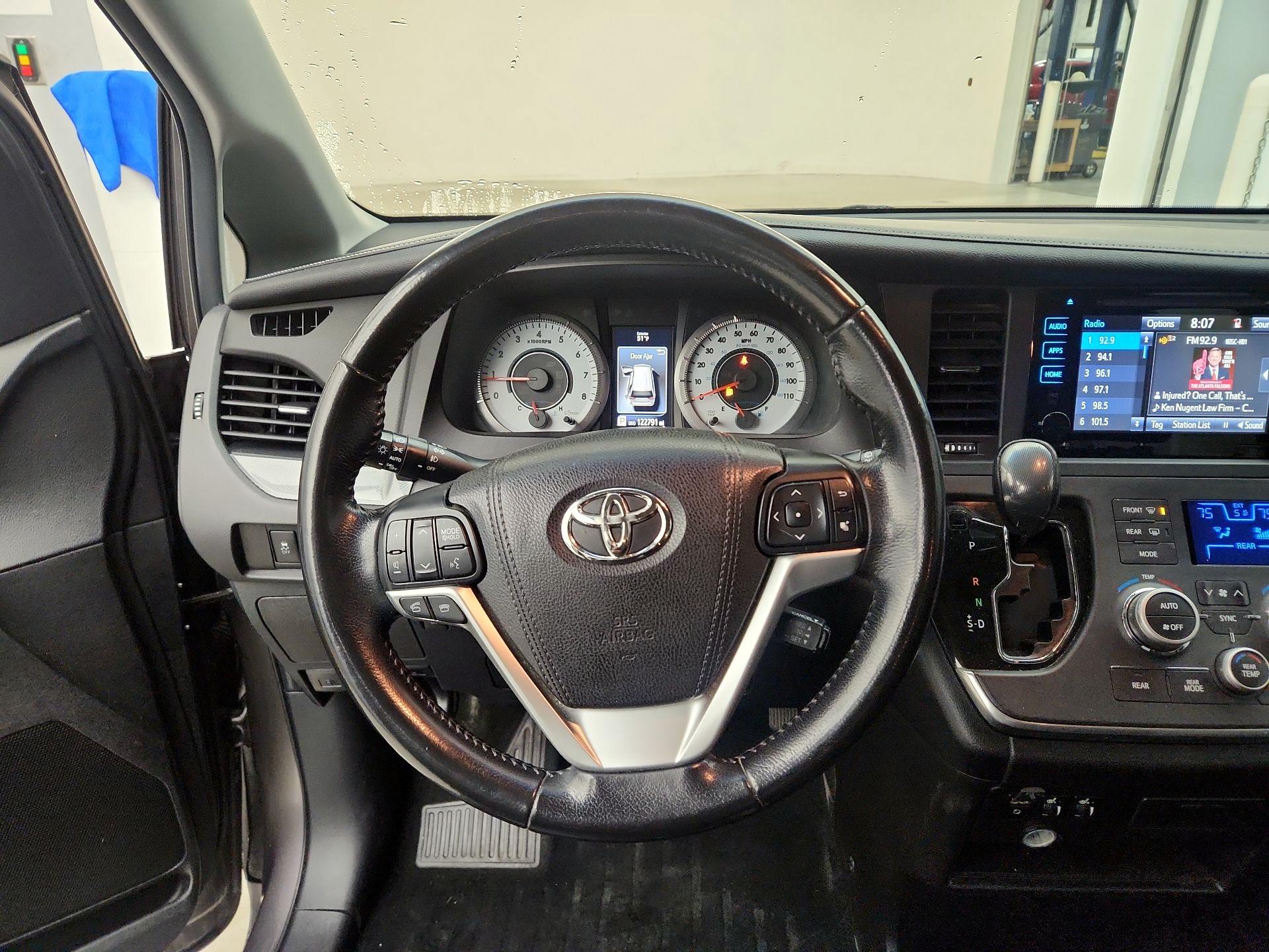 Thumbnail: 2016 Toyota Sienna - 10