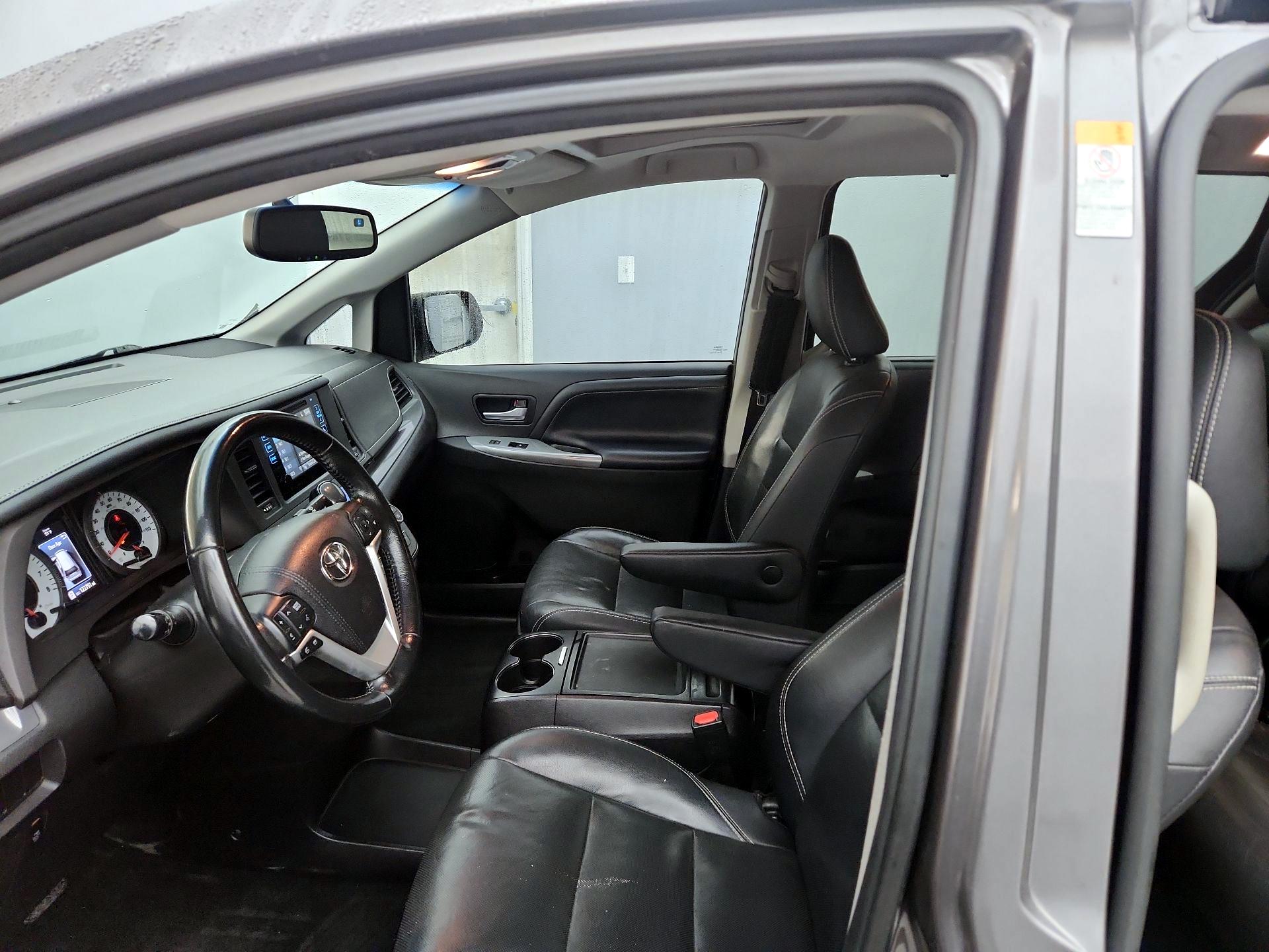Thumbnail: 2016 Toyota Sienna - 11