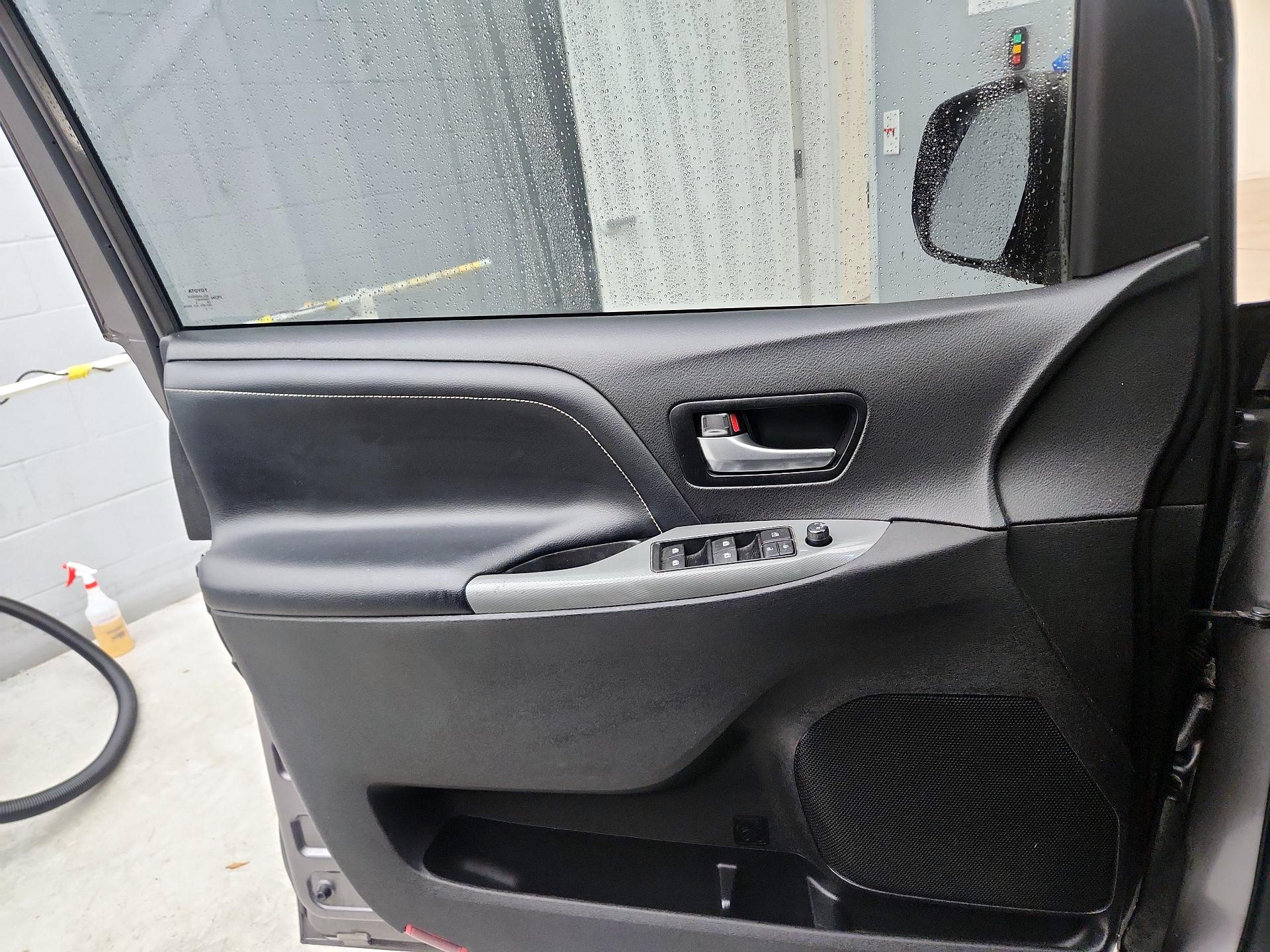 Thumbnail: 2016 Toyota Sienna - 12