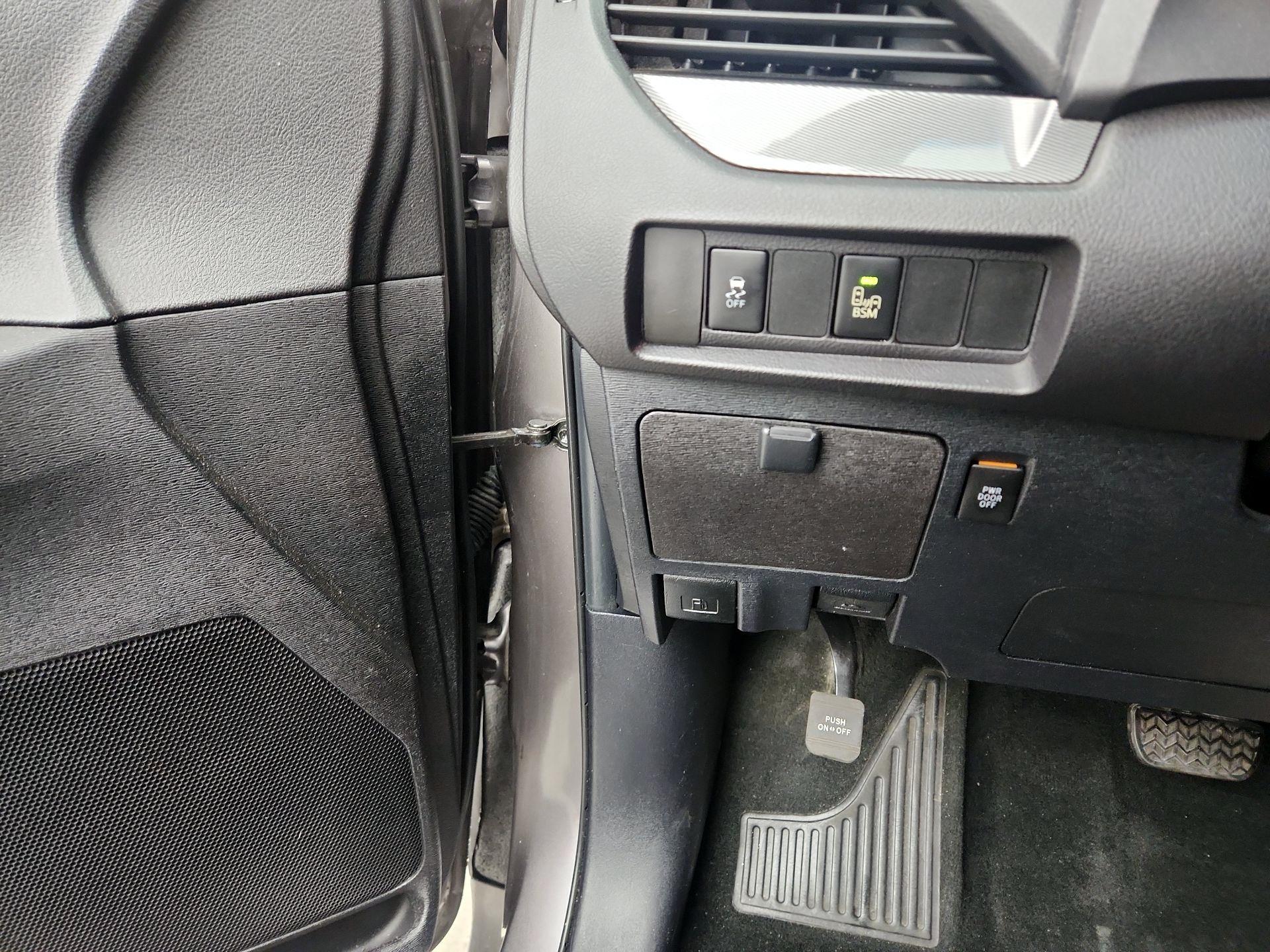 Thumbnail: 2016 Toyota Sienna - 13