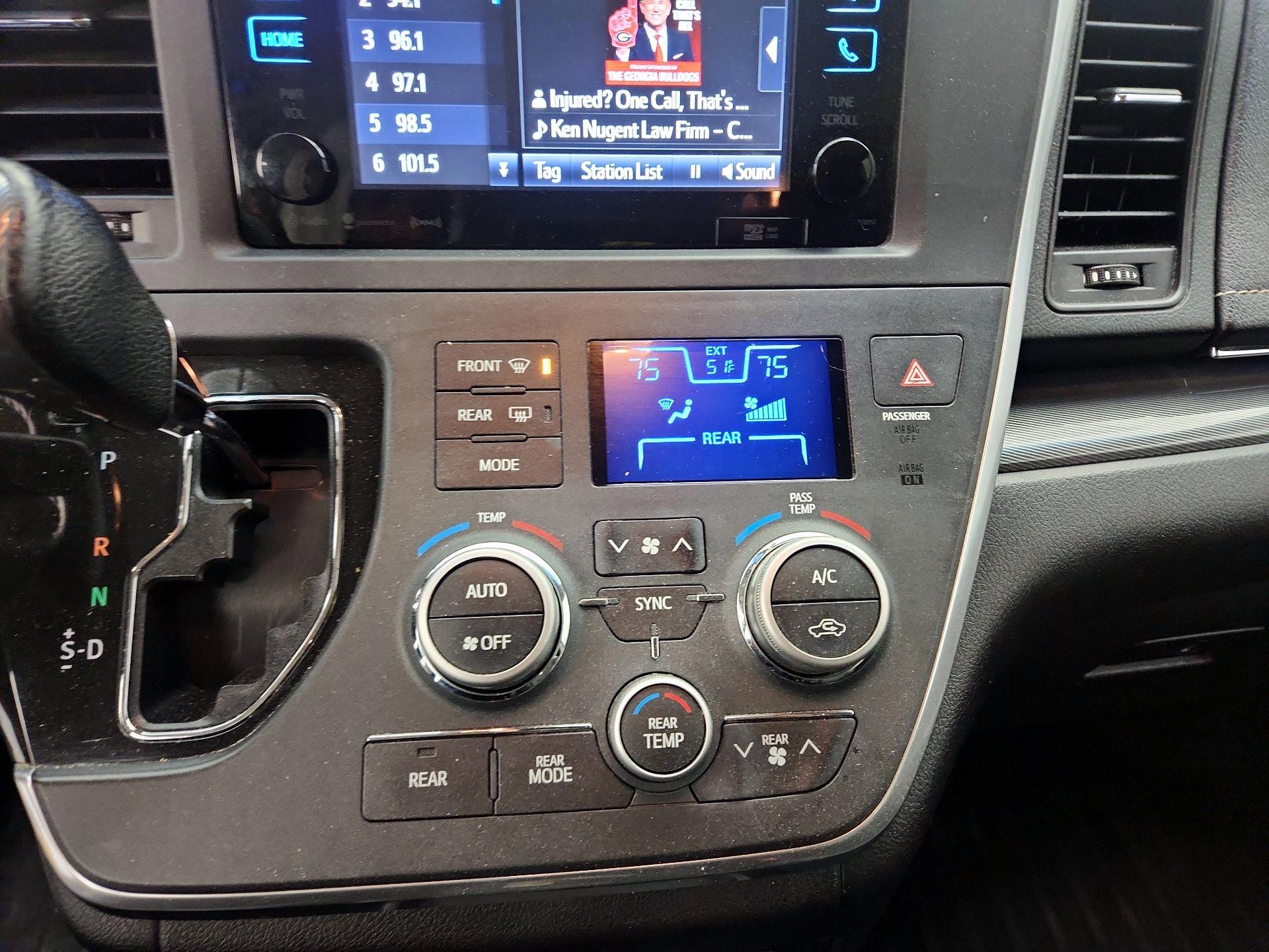 Thumbnail: 2016 Toyota Sienna - 16