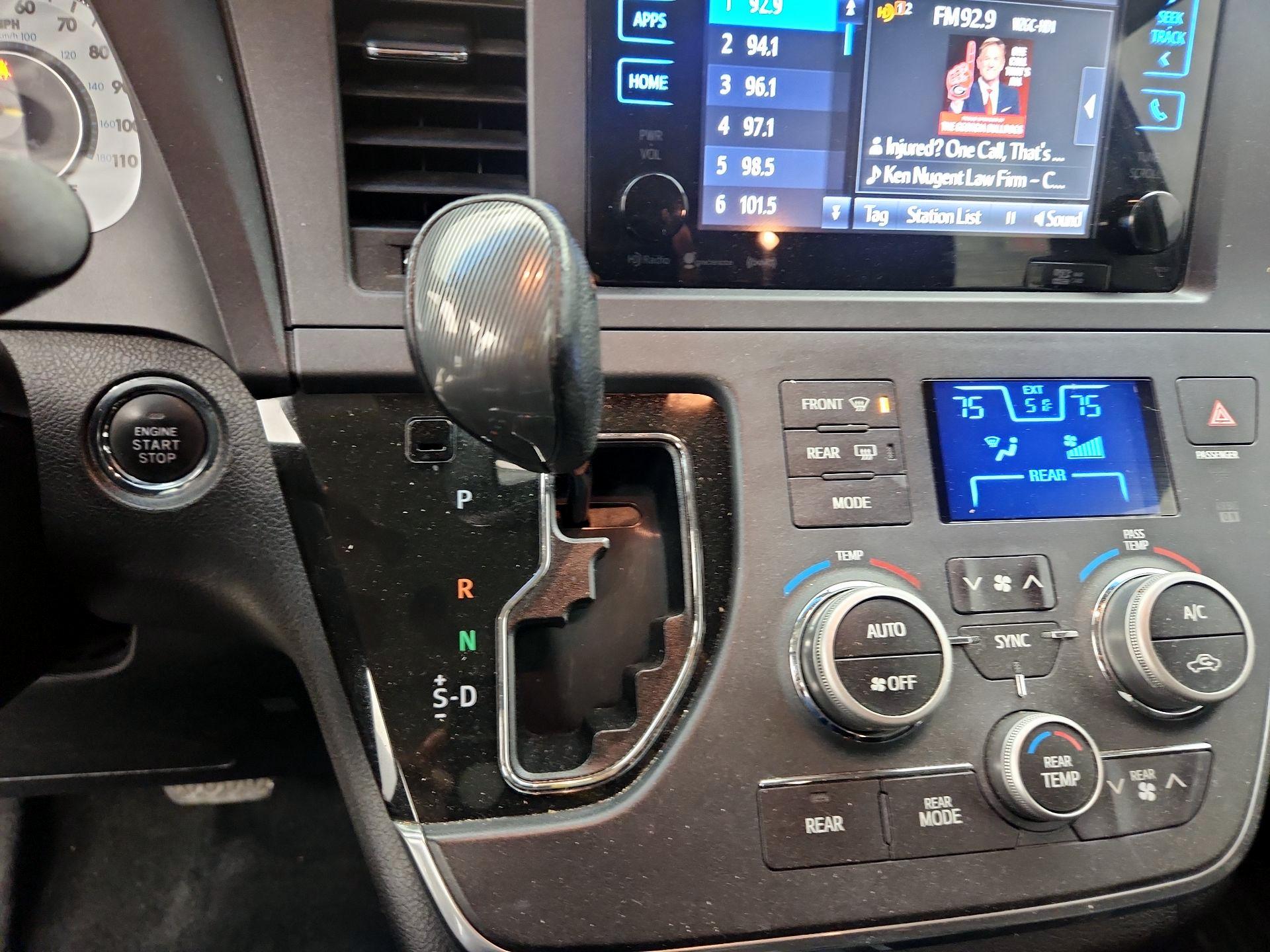 Thumbnail: 2016 Toyota Sienna - 17