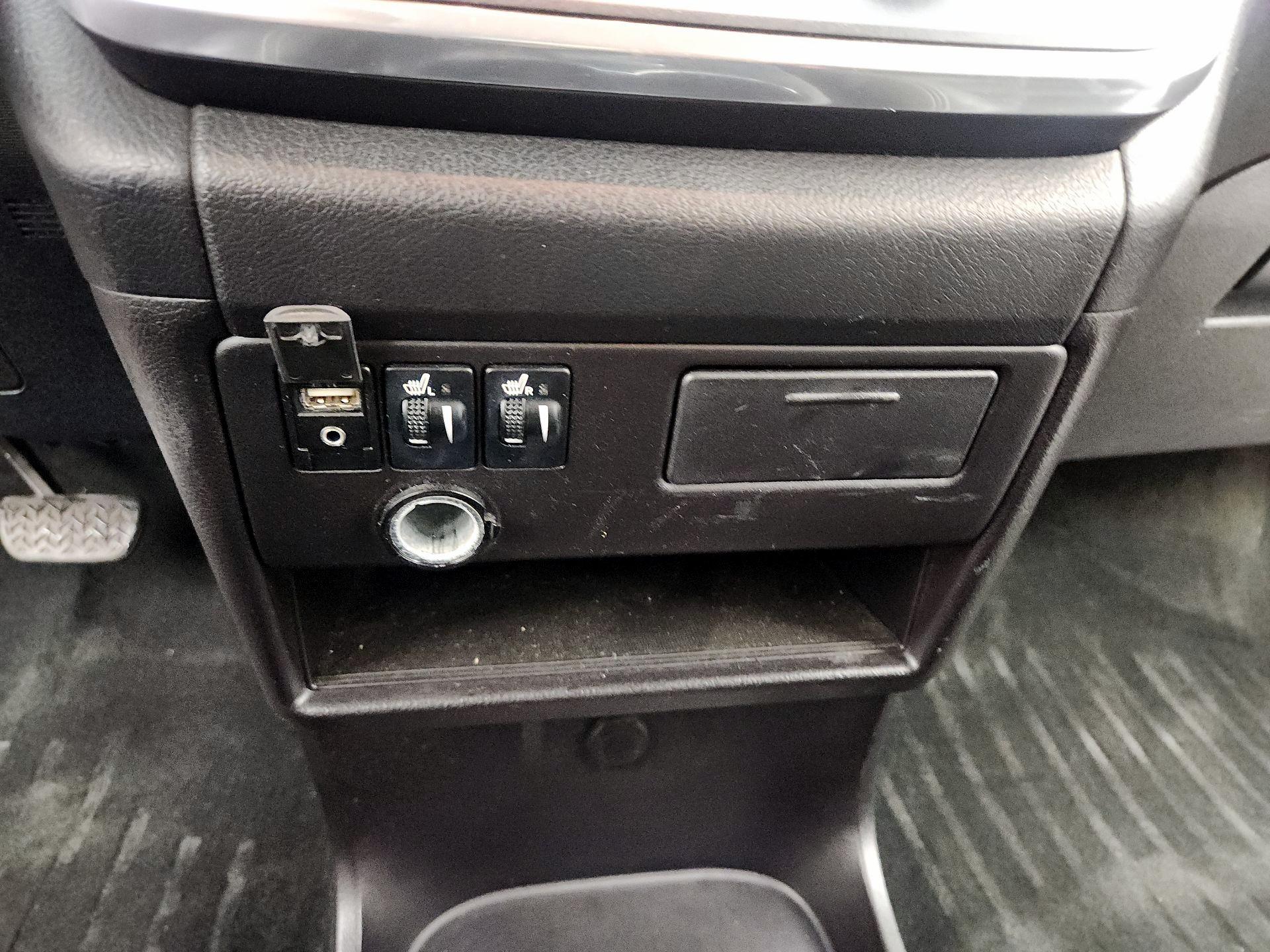 Thumbnail: 2016 Toyota Sienna - 18