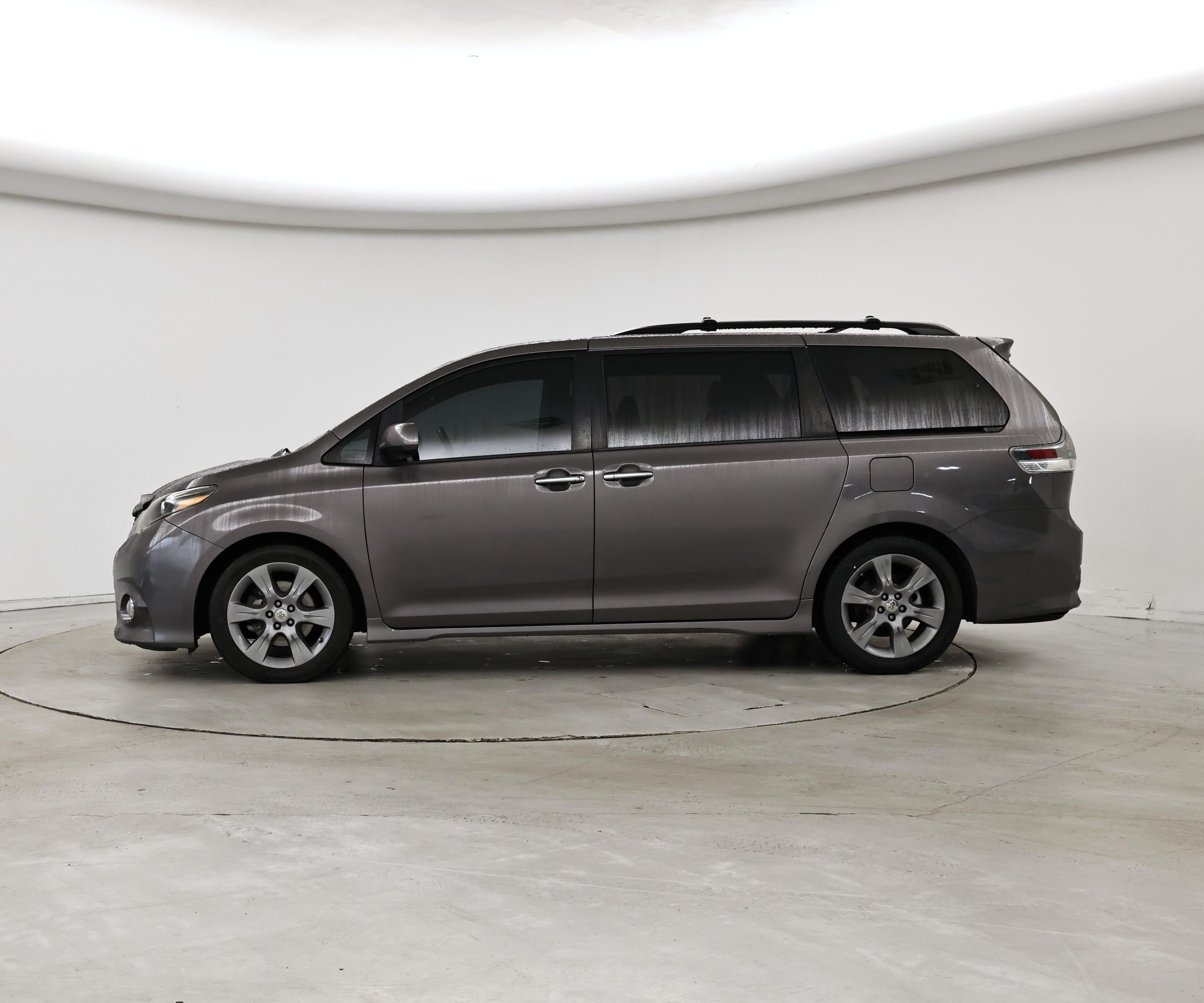 Thumbnail: 2016 Toyota Sienna - 3