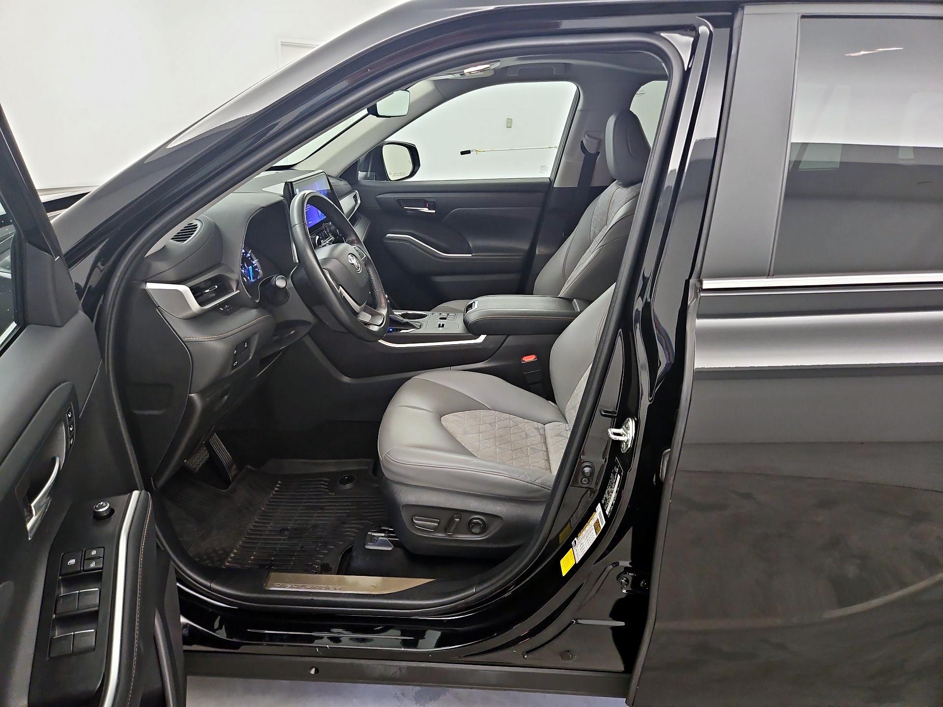 Thumbnail: 2023 Toyota Highlander - 11