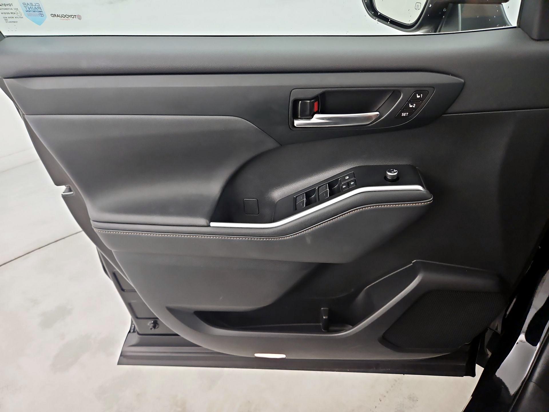 Thumbnail: 2023 Toyota Highlander - 12