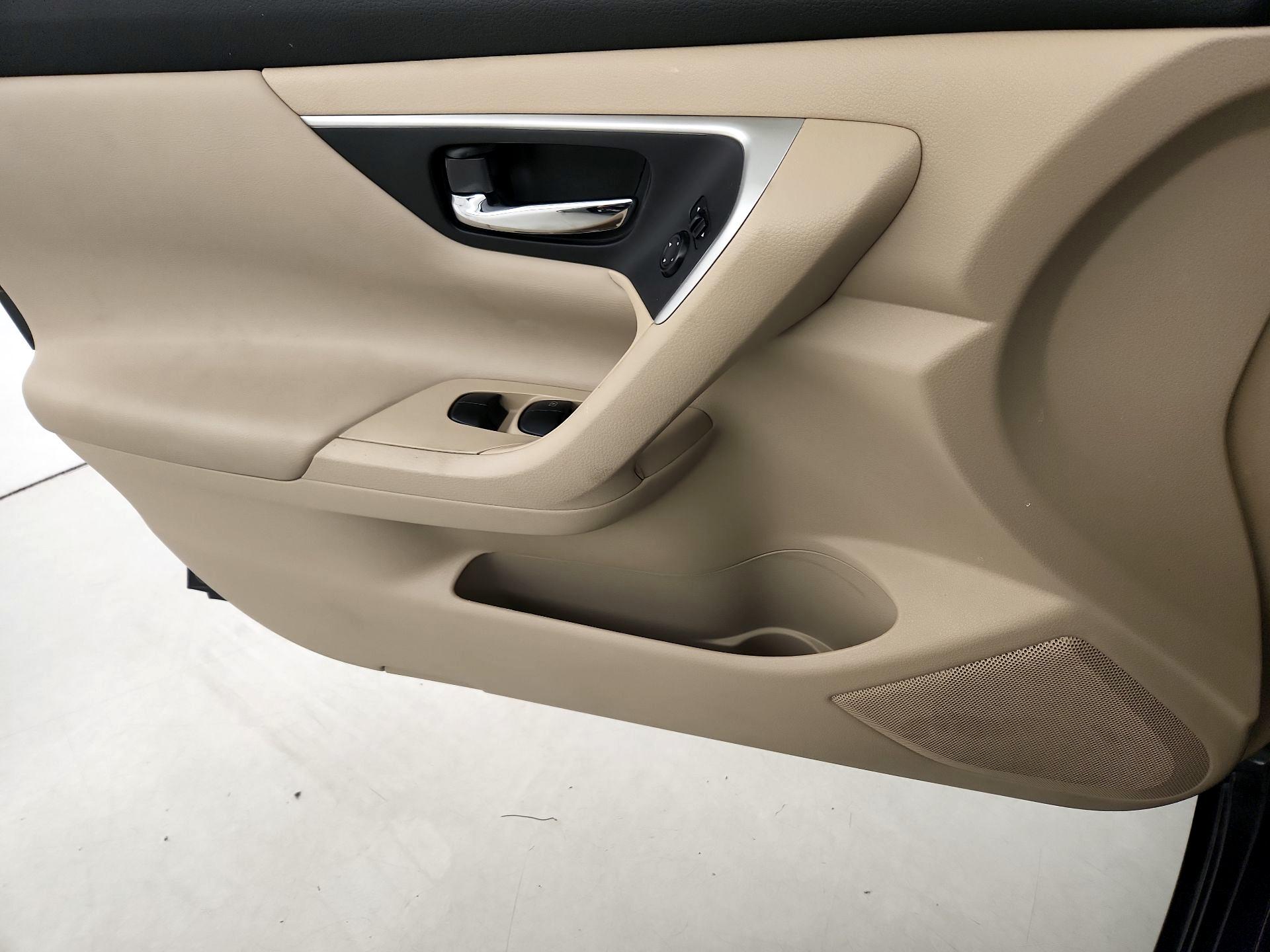 Thumbnail: 2016 Nissan Altima - 12