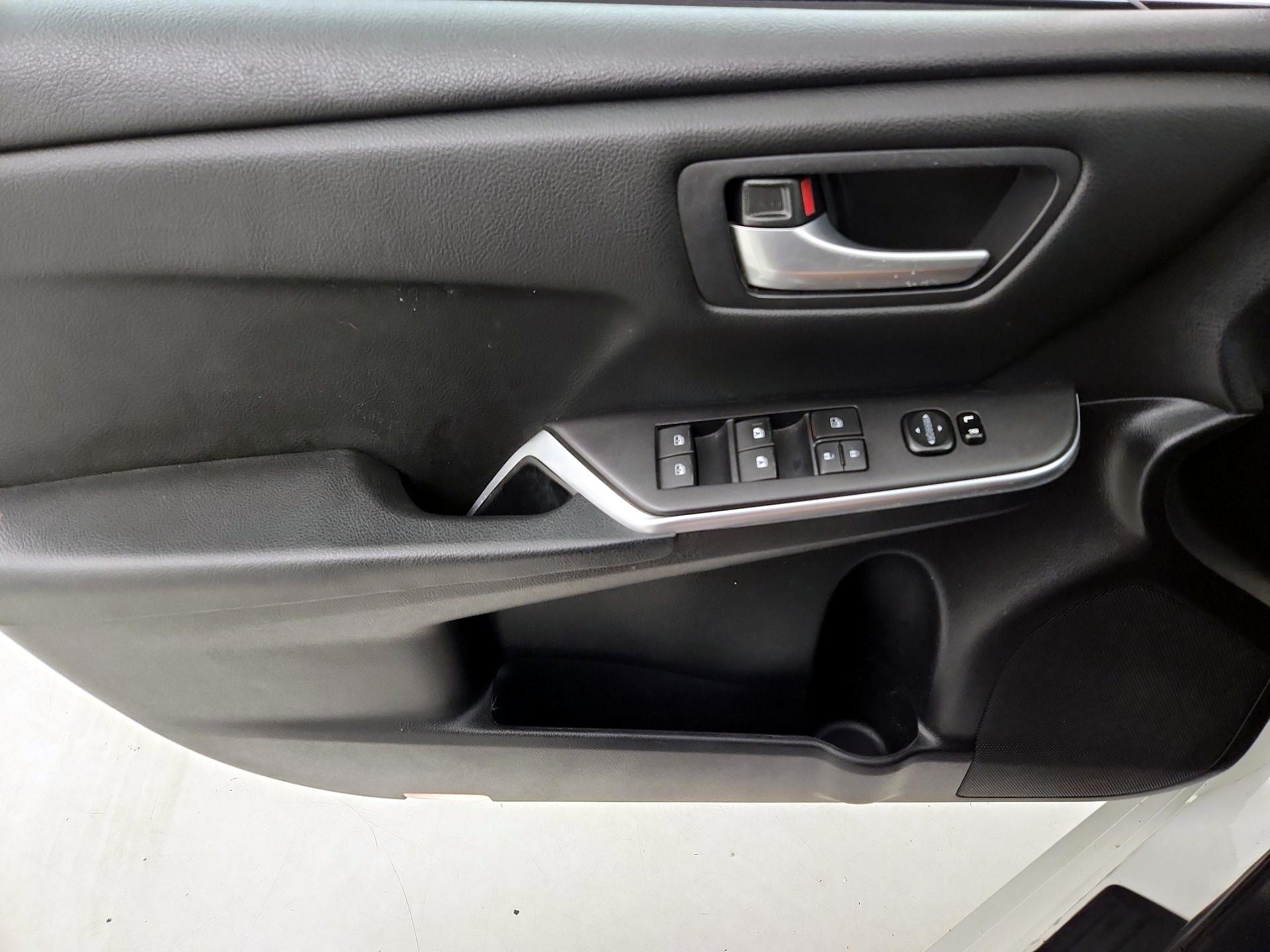 Thumbnail: 2015 Toyota Camry - 12