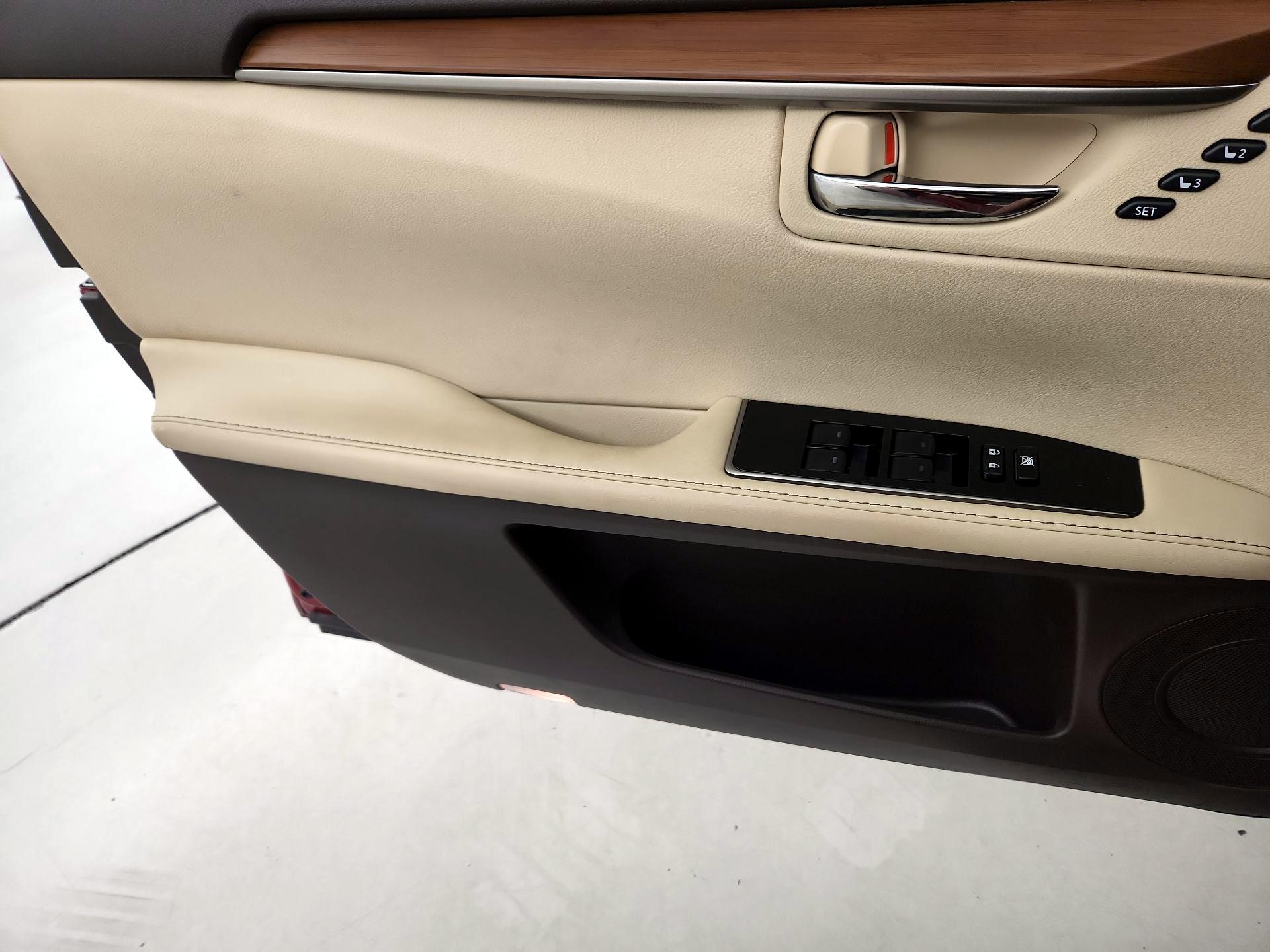 Thumbnail: 2018 Lexus ES - 12