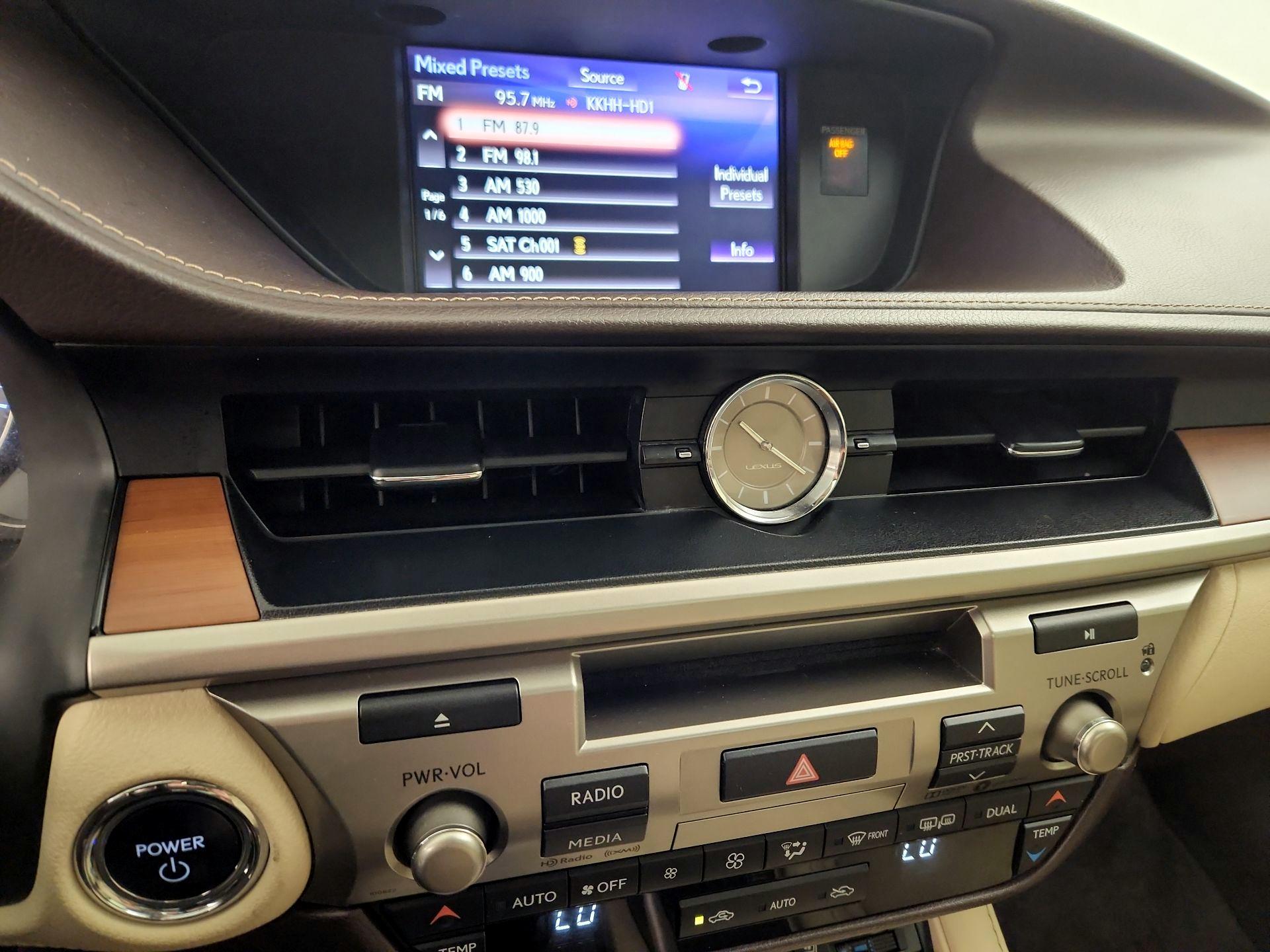 Thumbnail: 2018 Lexus ES - 16