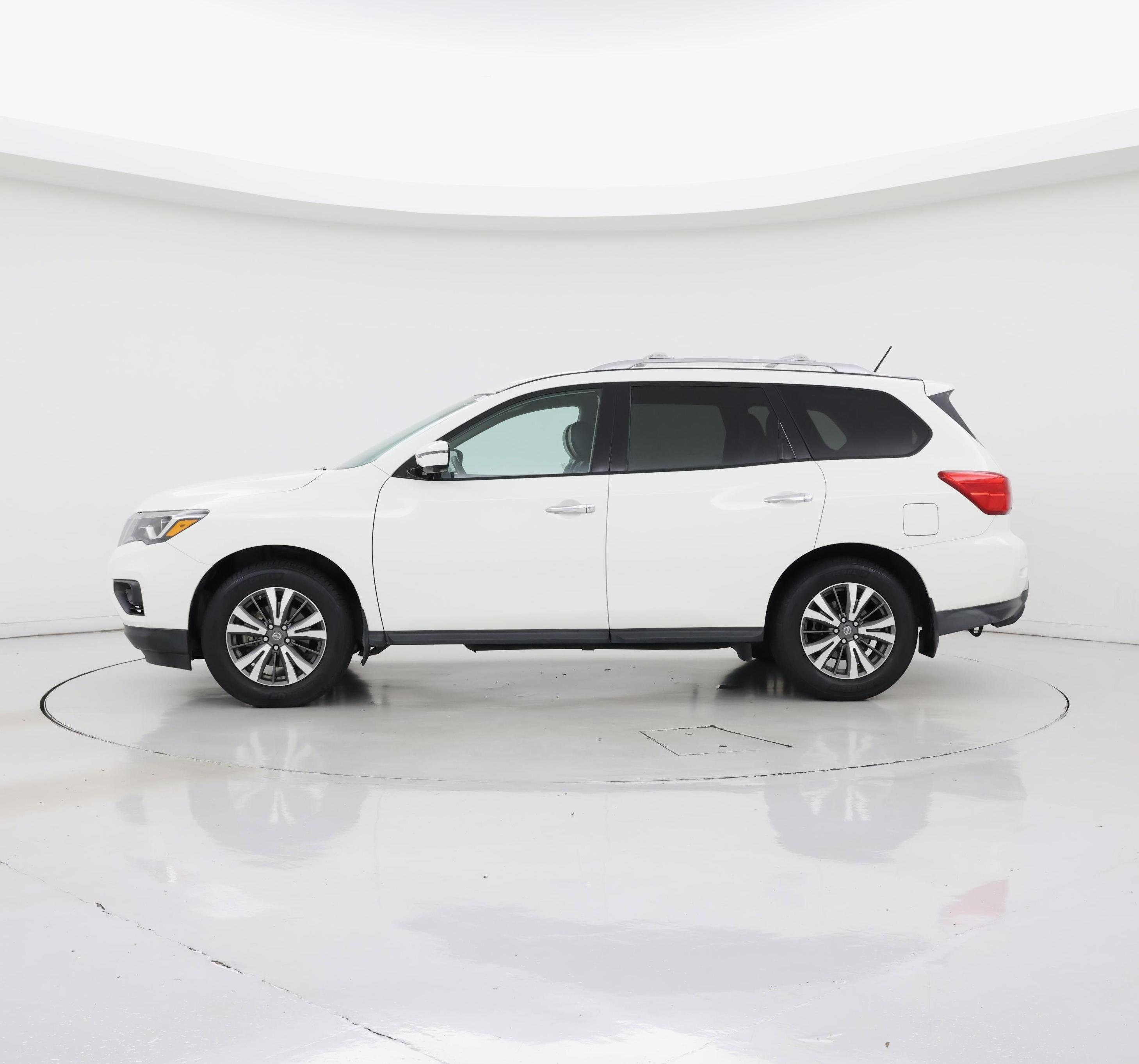 Thumbnail: 2017 Nissan Pathfinder - 3
