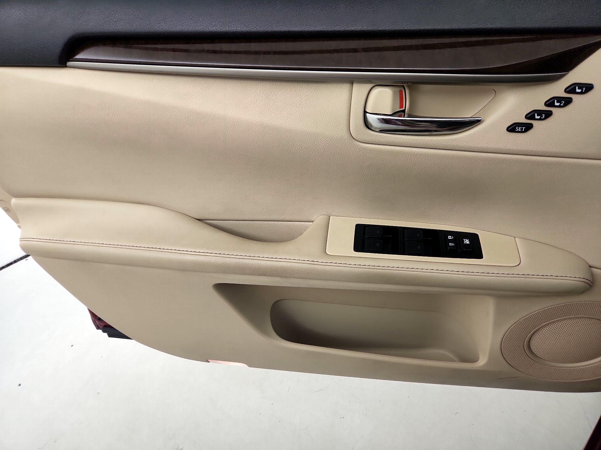 Thumbnail: 2014 Lexus ES - 12