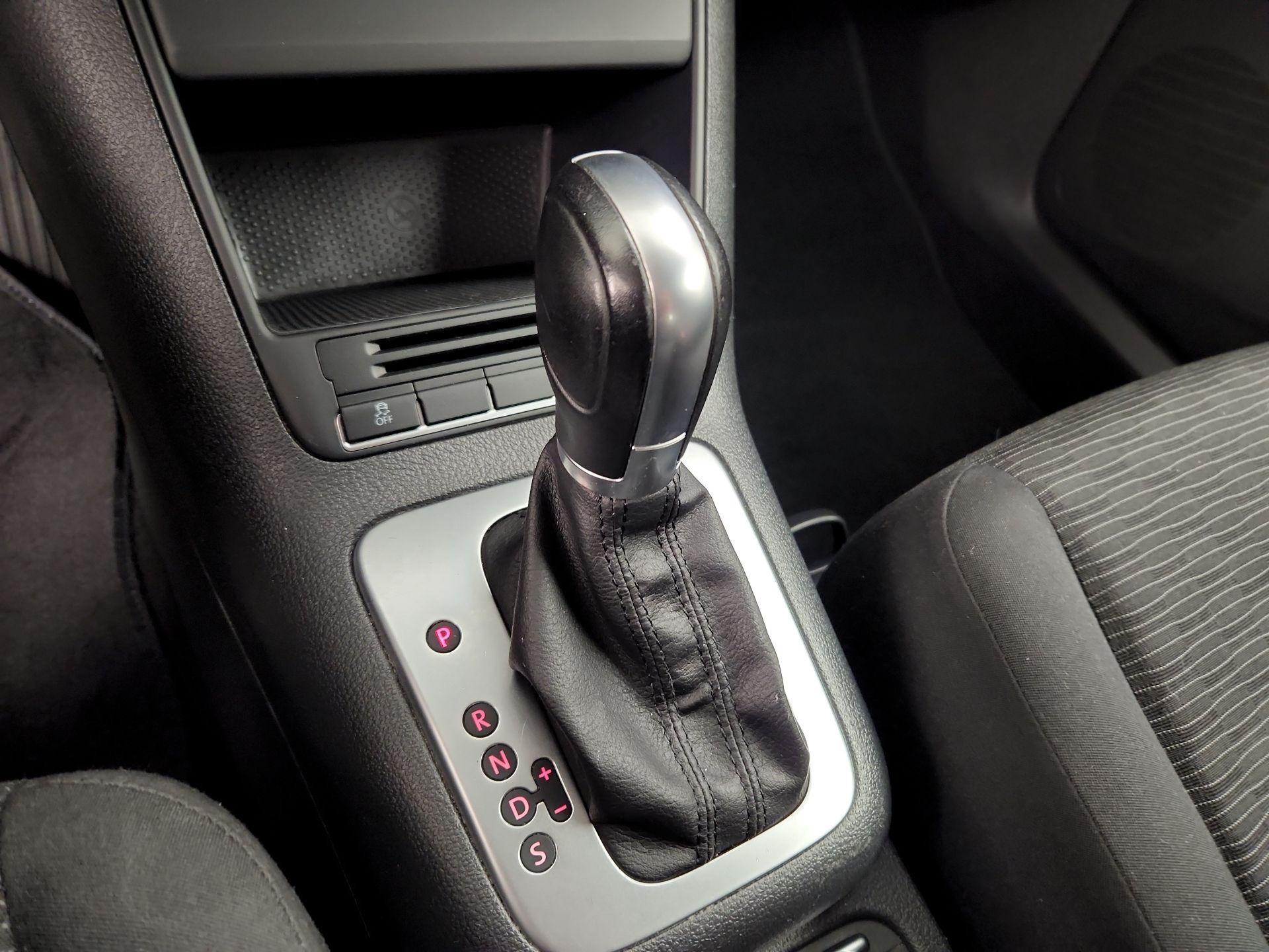 Thumbnail: 2015 Volkswagen Tiguan - 17