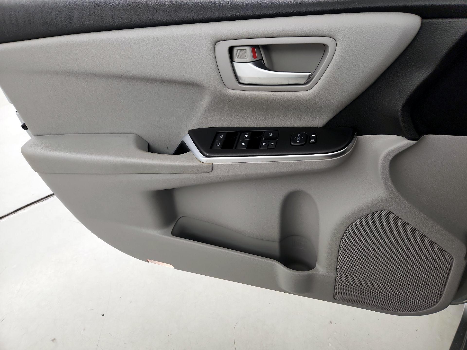 Thumbnail: 2016 Toyota Camry - 12