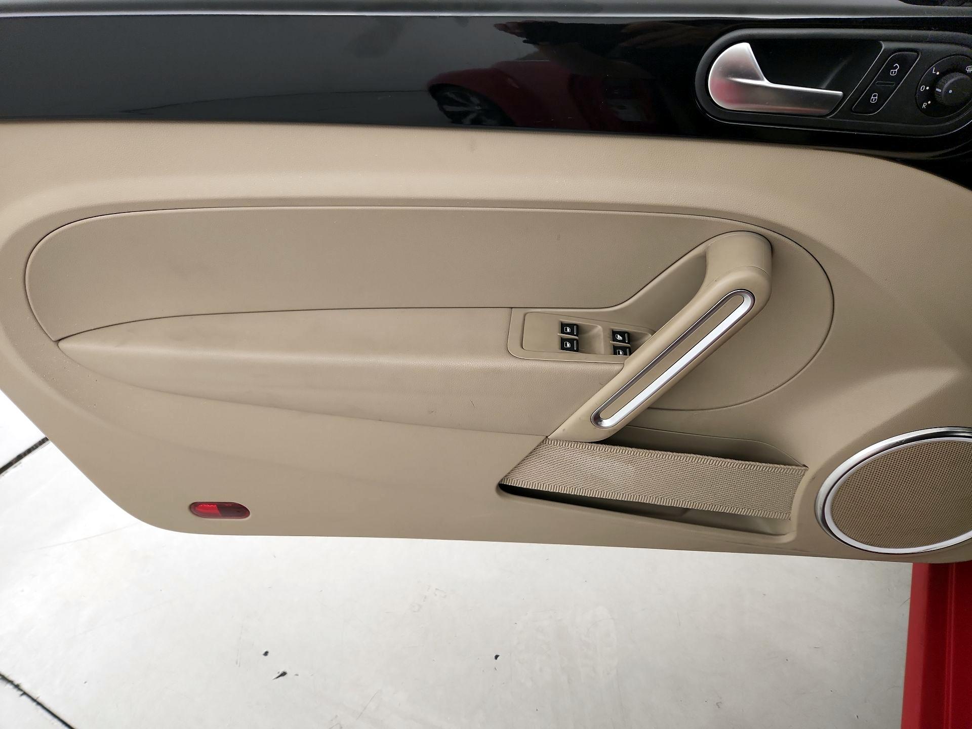 Thumbnail: 2013 Volkswagen Beetle - 12