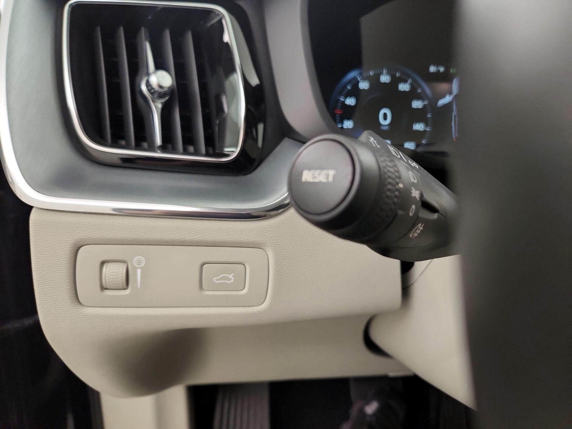 Thumbnail: 2018 Volvo XC60 - 13