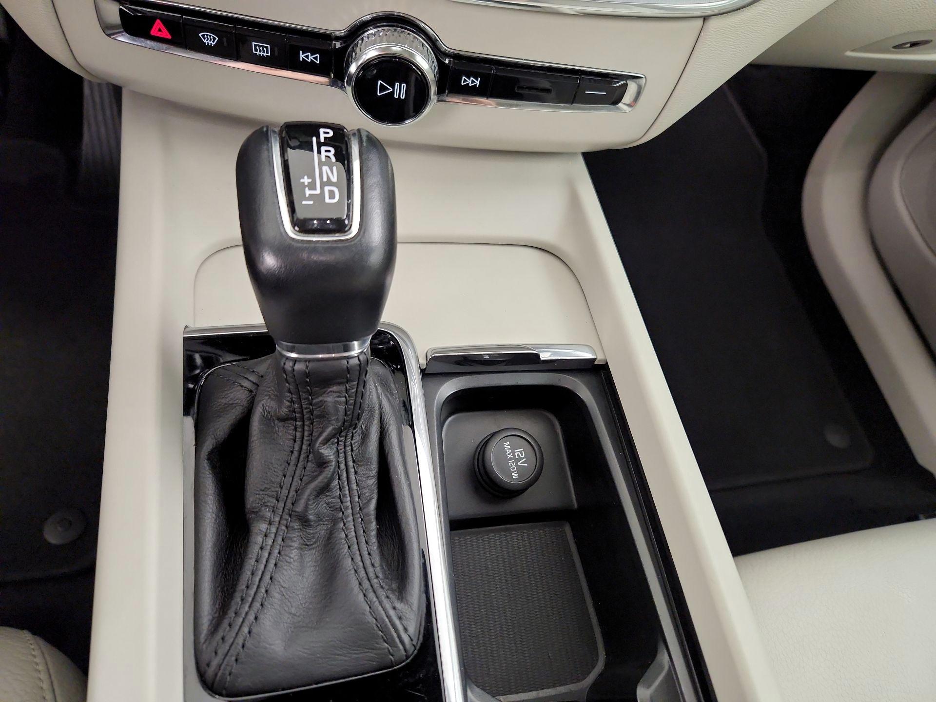 Thumbnail: 2018 Volvo XC60 - 17