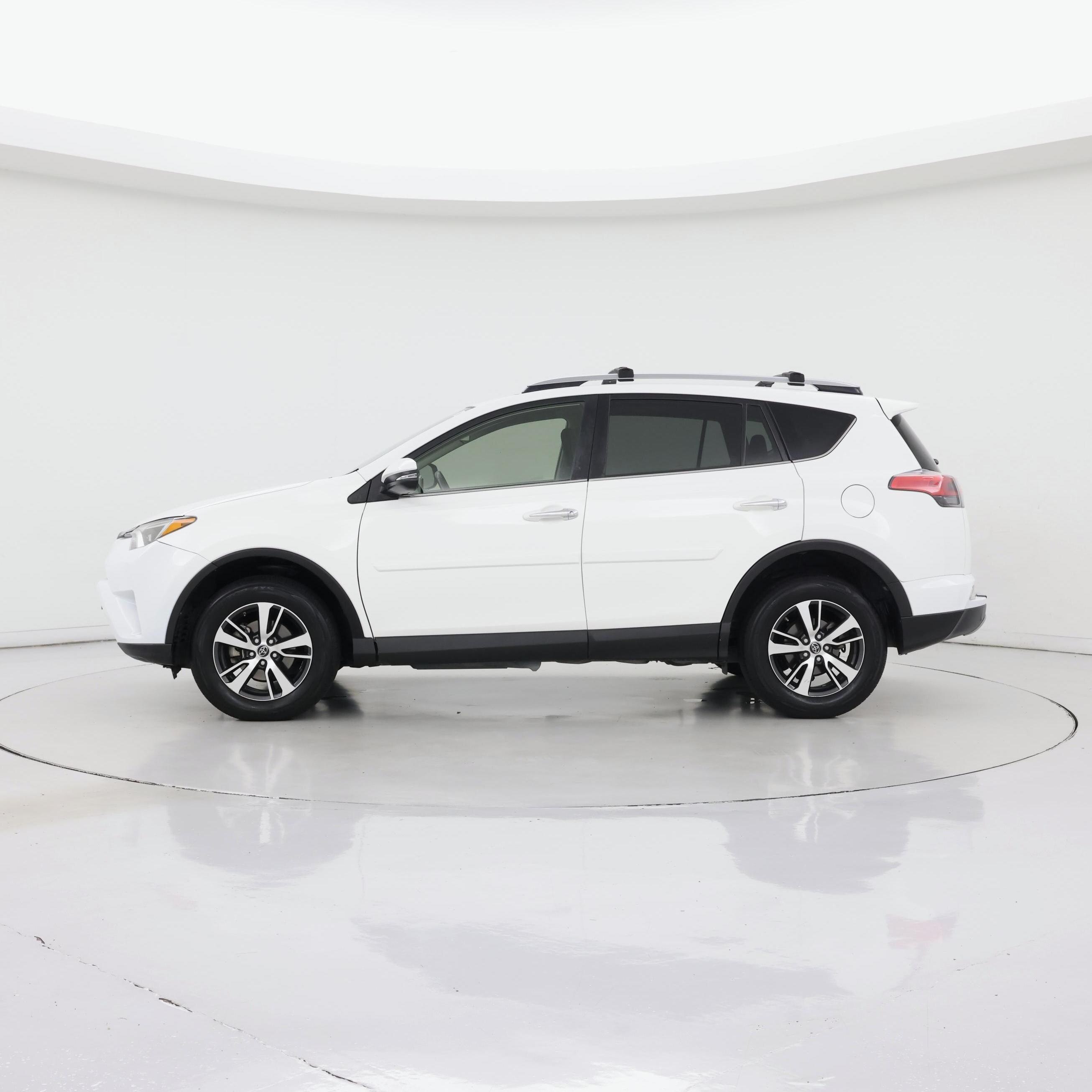 Thumbnail: 2018 Toyota RAV4 - 3