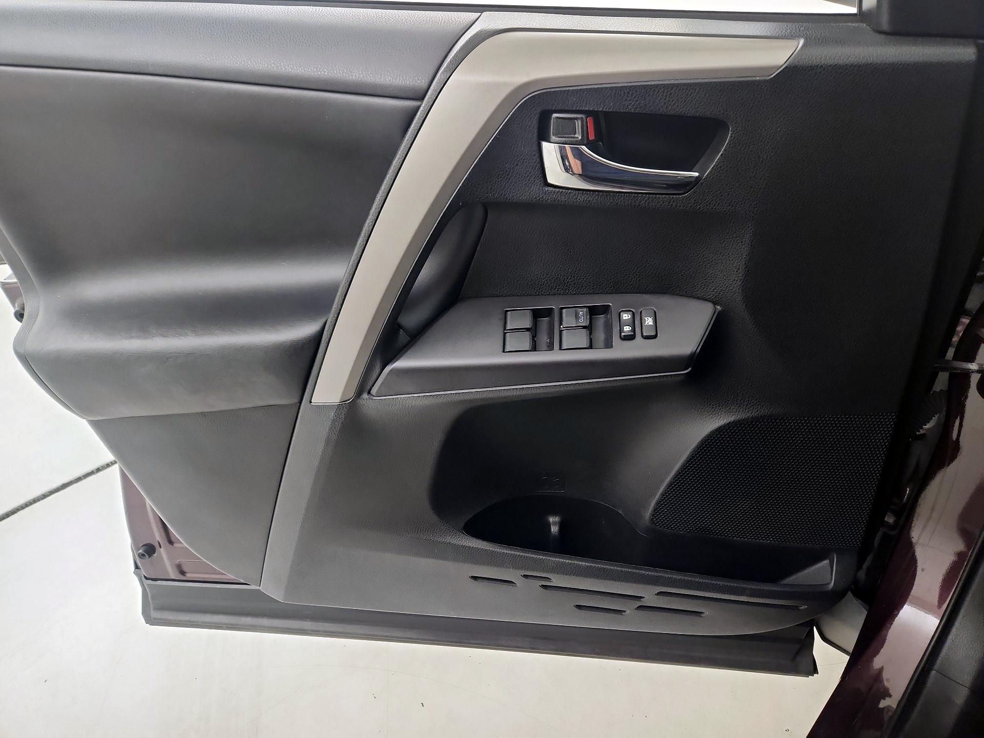 Thumbnail: 2018 Toyota RAV4 - 12