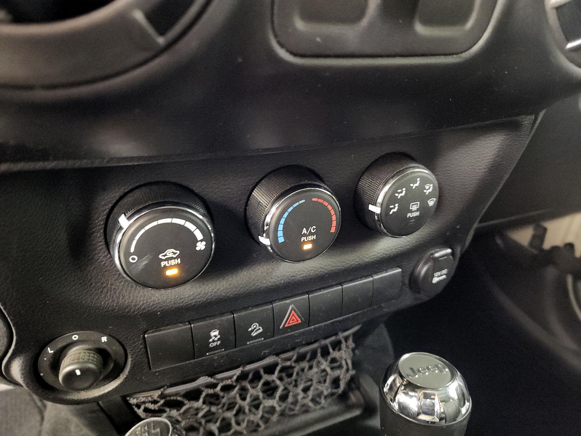 Thumbnail: 2017 Jeep Wrangler - 14